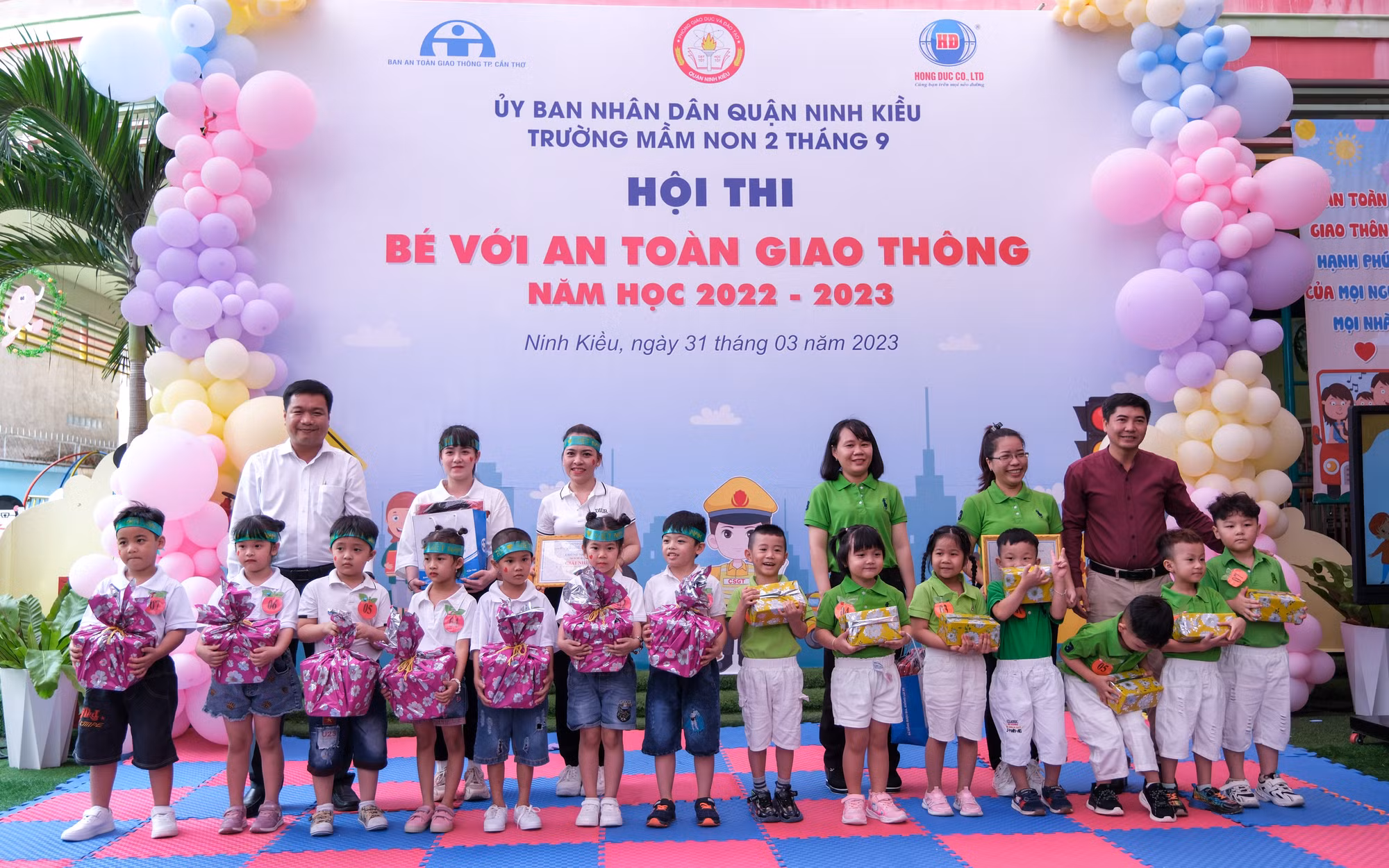 Ban Tổ chức trao chứng nhận và quà của Ban An toàn giao thông thành phố và Giấy khen cho các cá nhân.