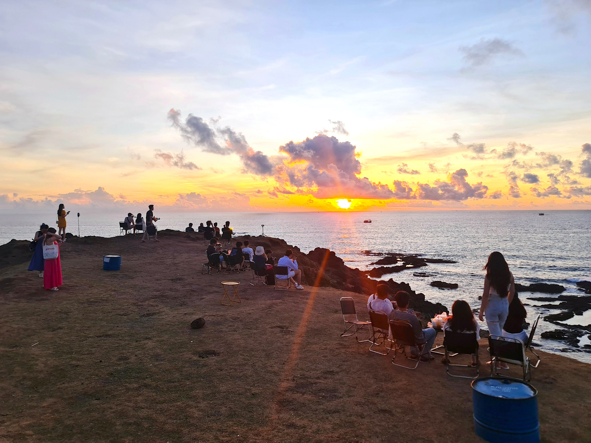 Bình minh hay hoàng hôn khu vực này luôn thu hút du khách, những tín đồ đam mê xê dịch, khám phá. Bình minh hay hoàng hôn khu vực này luôn thu hút du khách, những tín đồ đam mê xê dịch, khám phá.