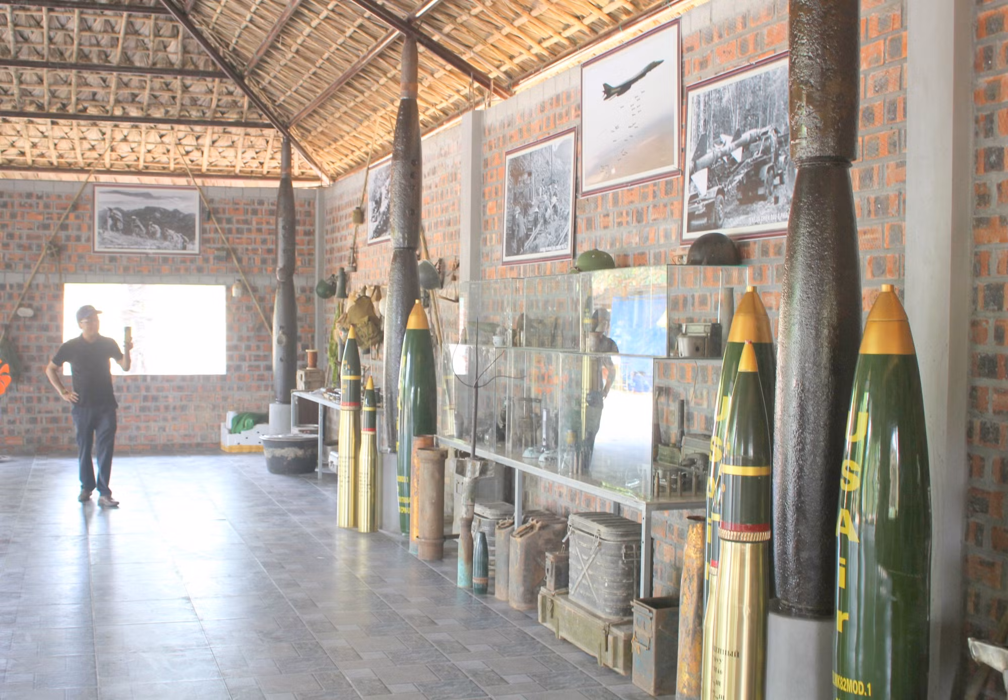 Dịp nghỉ lễ vừa qua, ngôi nhà thu hút rất đông khách đến tham quan, chiêm ngưỡng. Bên trong ngôi nhà, ông Chức trưng bày rất nhiều vỏ quả bom, đạn được phục dựng lại. Trong đó có nhiều vật dụng thời chiến tranh.