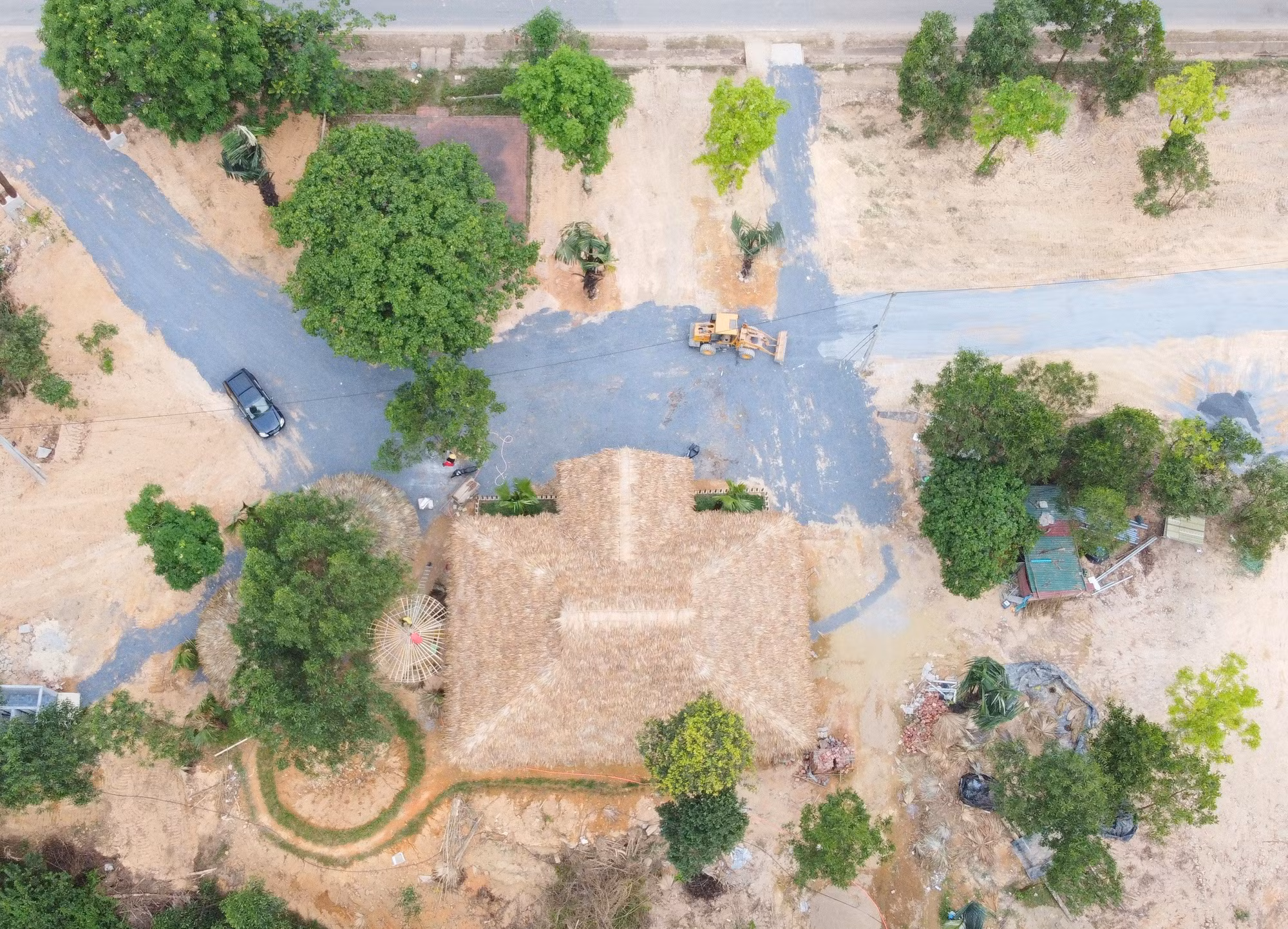 Nằm cách Nghĩa trang liệt sĩ quốc gia Trường Sơn (tỉnh Quảng Trị) chỉ vài trăm mét, ngôi nhà được cấu thành từ vỏ của hàng trăm quả bom, đạn thu hút hàng trăm du khách đến tham quan những ngày qua.