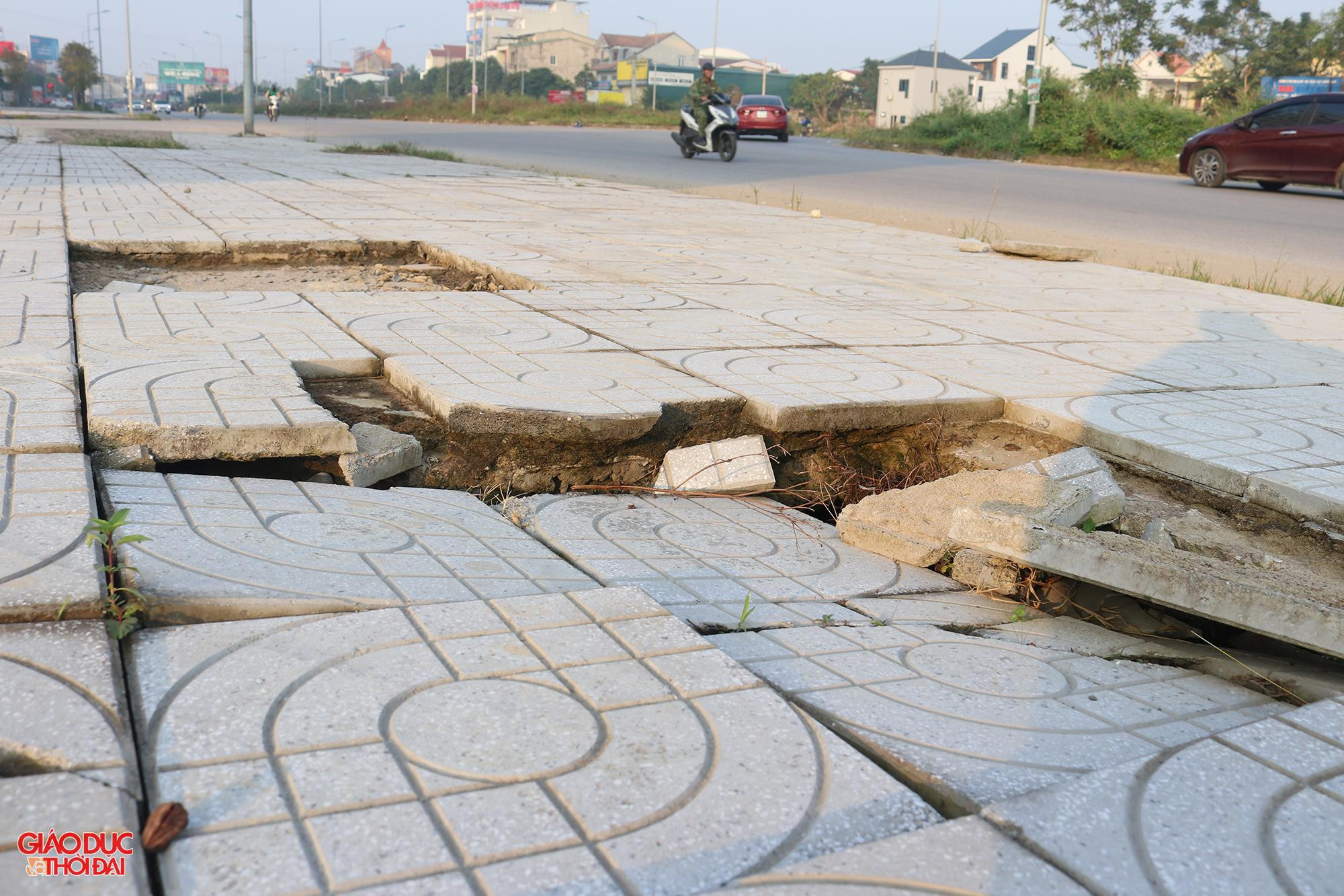 Vỉa hè được lát gạch nhưng có nhiều vị trí bị bong tróc, hư hỏng. Vỉa hè được lát gạch nhưng có nhiều vị trí bị bong tróc, hư hỏng.