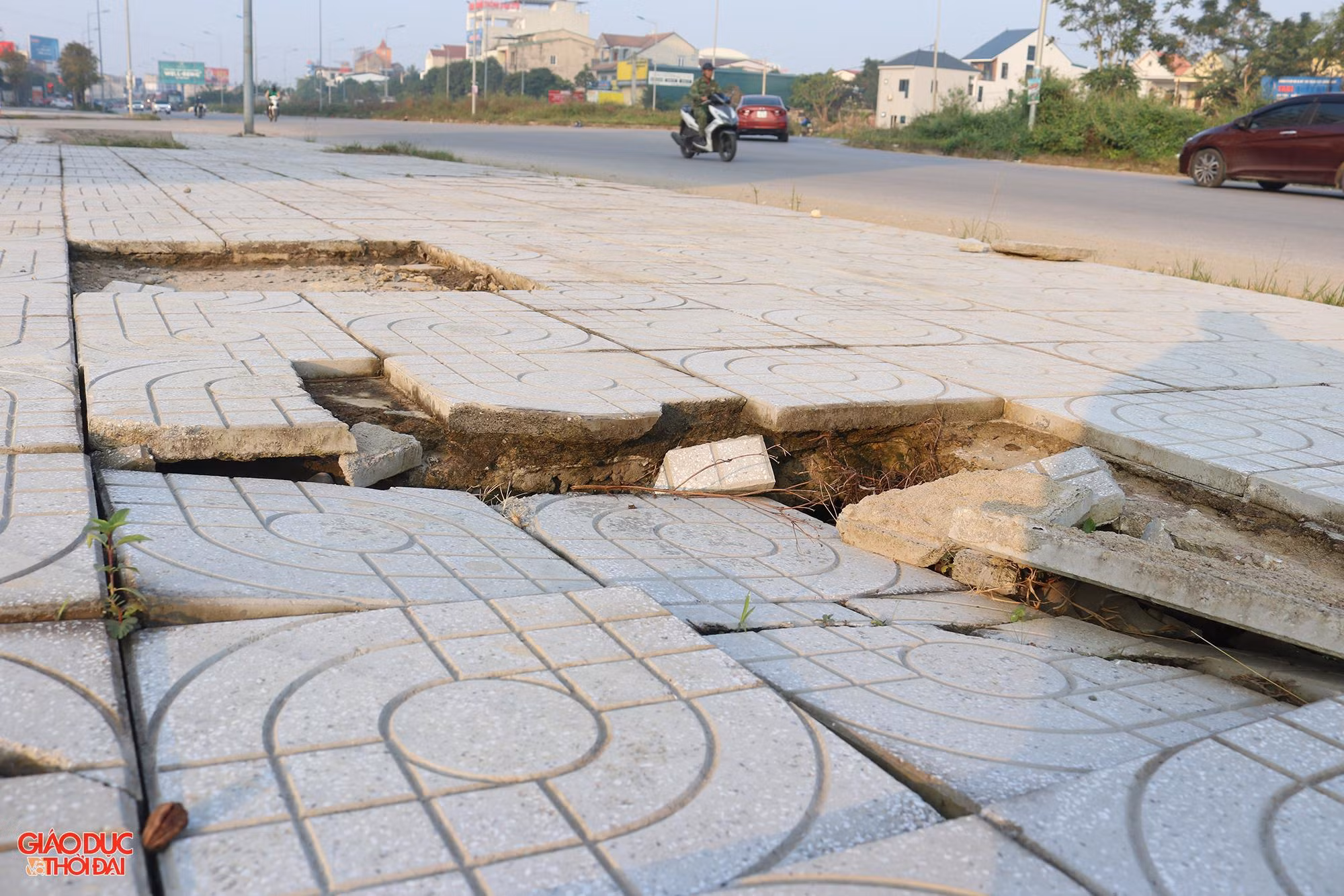 Vỉa hè được lát gạch nhưng có nhiều vị trí bị bong tróc, hư hỏng.