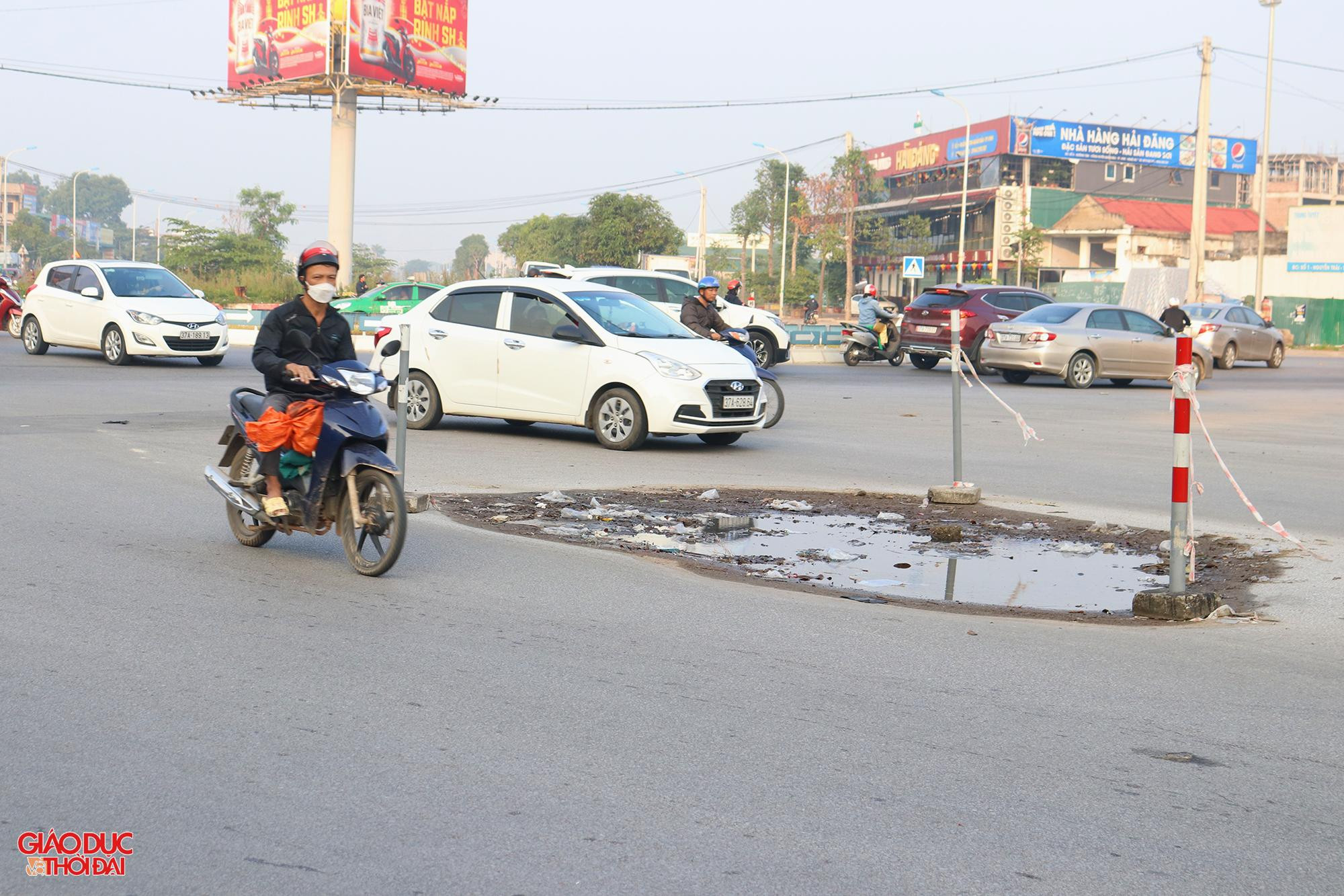 Tại nút giao đường 72m với vòng xuyến Quán Bàu nhiều tháng nay xuất hiện một "ổ voi" diện tích khoảng 5m2 gây mất an toàn giao thông, tuy nhiên chưa được khắc phục. Tại nút giao đường 72m với vòng xuyến Quán Bàu nhiều tháng nay xuất hiện một "ổ voi" diện tích khoảng 5m2 gây mất an toàn giao thông, tuy nhiên chưa được khắc phục.