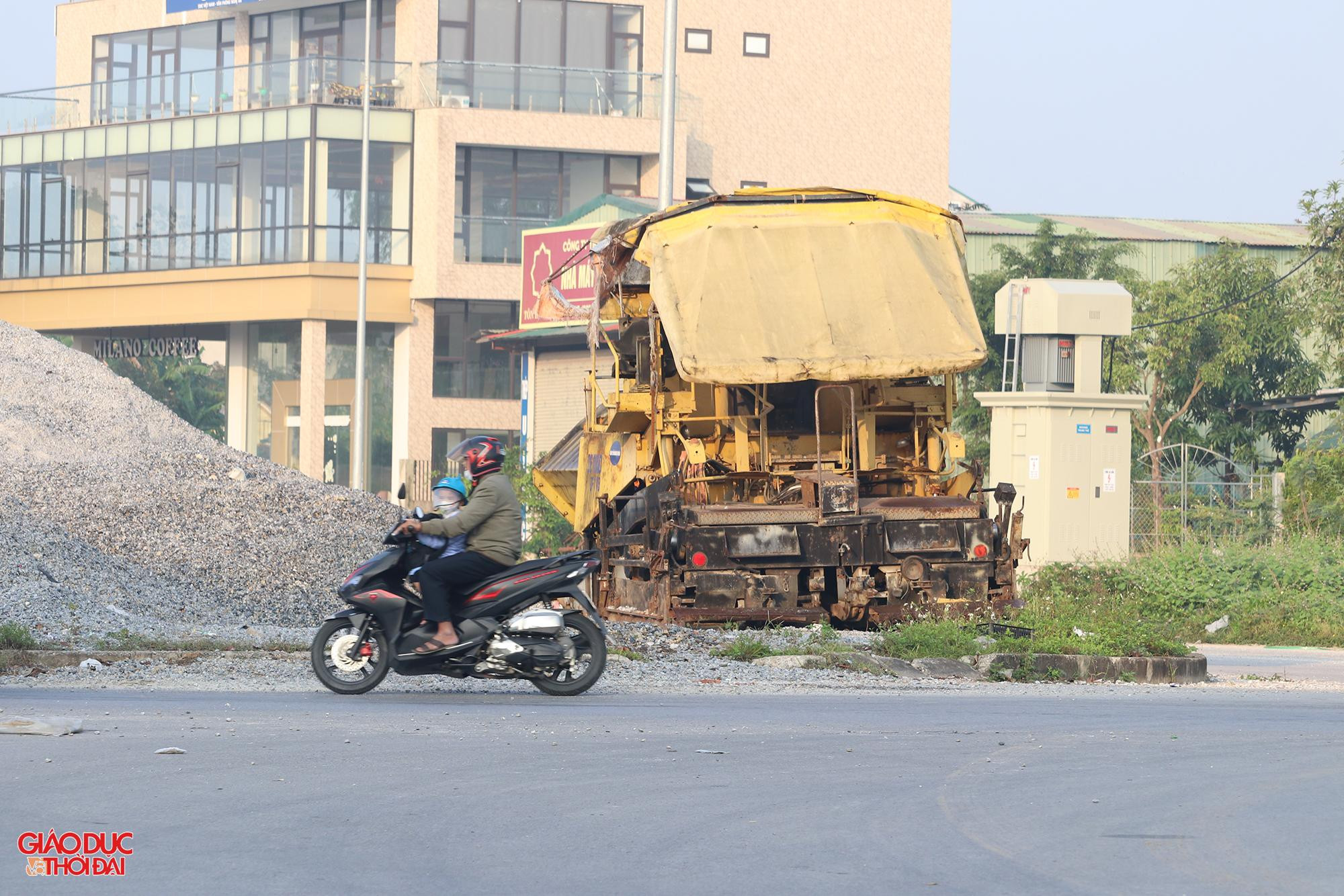 Máy móc, vật liệu xây dựng tập kết trên dải phân cách. Trong khi đó, nhà thầu không cắm biển cảnh báo, đèn báo hiệu hay phương án đảm bảo an toàn. Máy móc, vật liệu xây dựng tập kết trên dải phân cách. Trong khi đó, nhà thầu không cắm biển cảnh báo, đèn báo hiệu hay phương án đảm bảo an toàn.