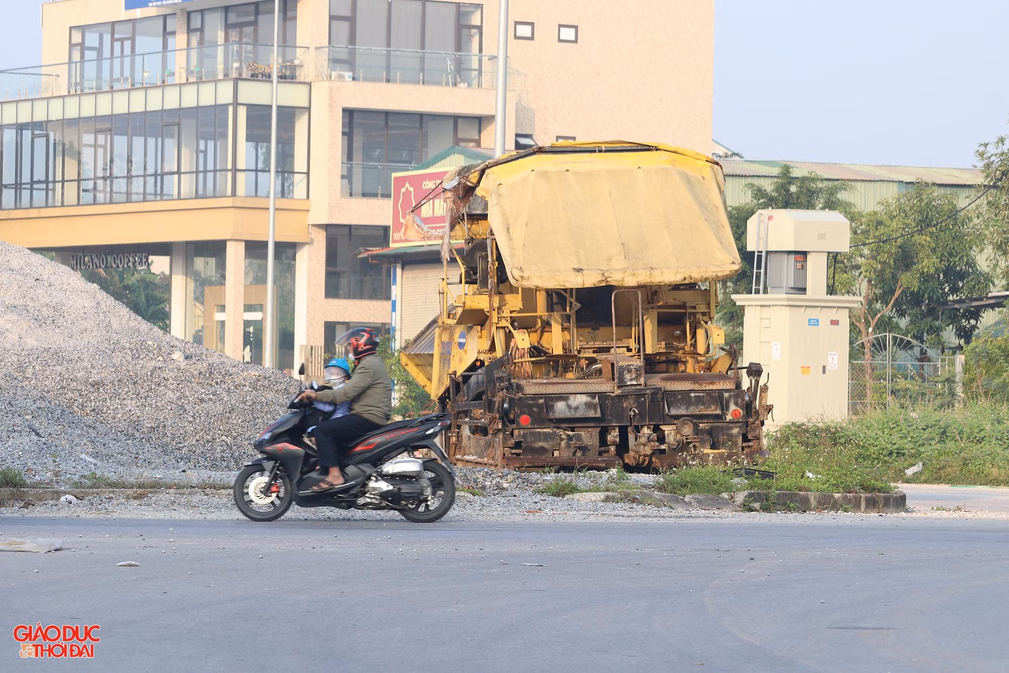 Máy móc, vật liệu xây dựng tập kết trên dải phân cách. Trong khi đó, nhà thầu không cắm biển cảnh báo, đèn báo hiệu hay phương án đảm bảo an toàn.