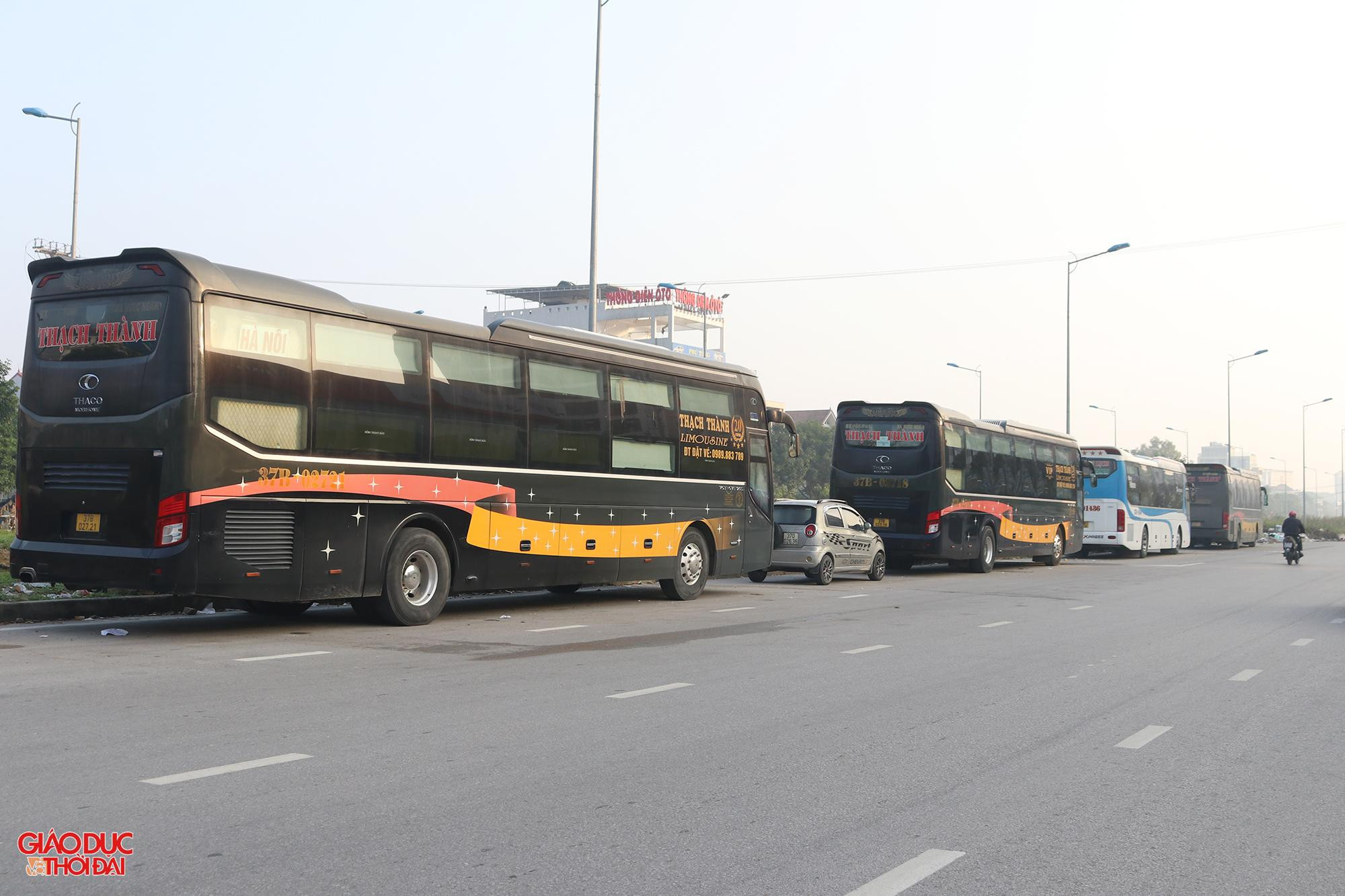 Đường 72m còn trở thành nơi đậu xe của một số đơn vị kinh doanh vận tải. Đường 72m còn trở thành nơi đậu xe của một số đơn vị kinh doanh vận tải.