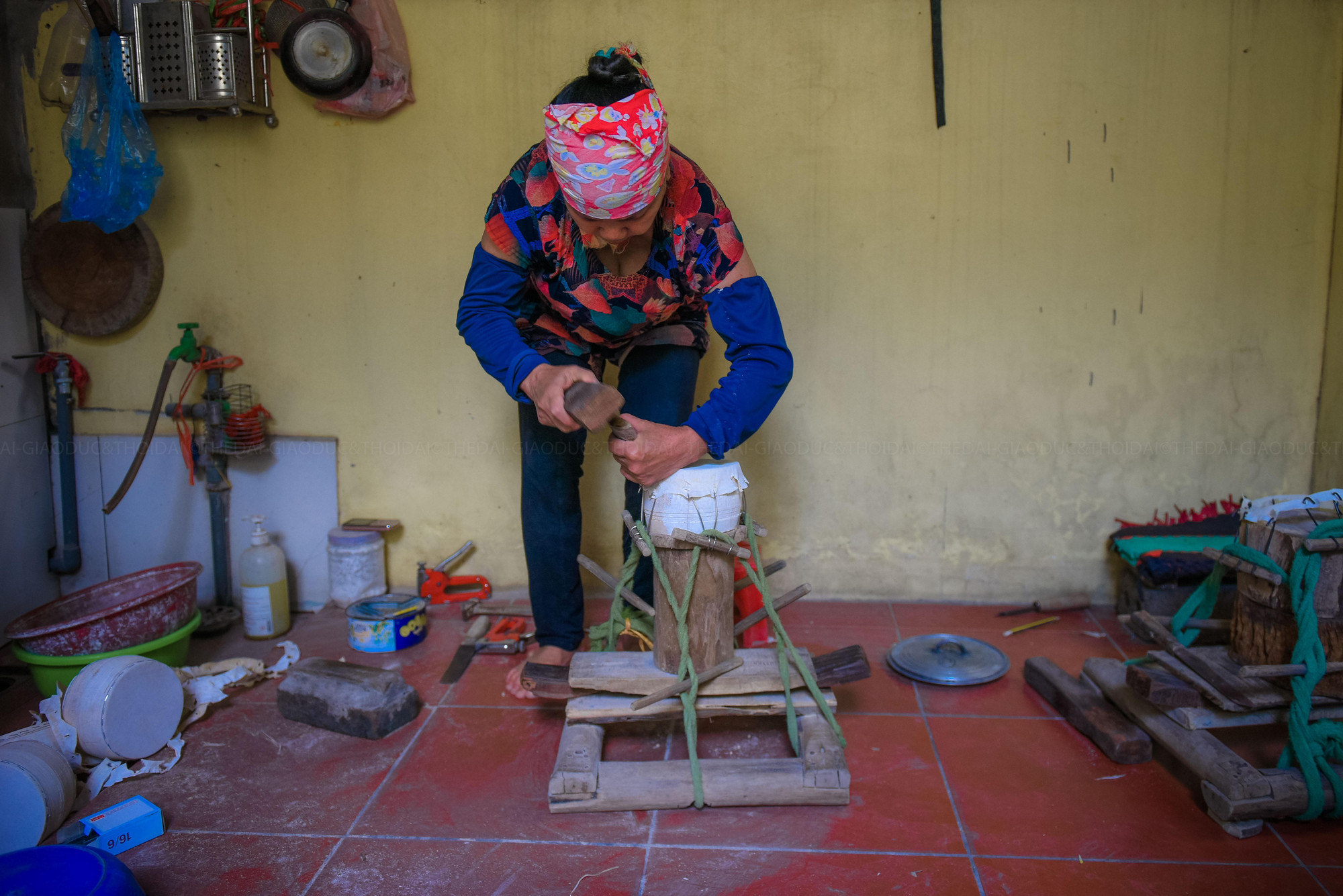 Tiếp đến là công đoạn bưng da cho trống. Công đoạn này đòi hỏi nhiều kinh nghiệm nhất. Bà Vũ Thị Là, thợ làm trống ở làng cho biết, cả làng chỉ còn ít người làm được khâu này, với thợ lành nghề, sẽ mất khoảng 5 phút để bưng xong một chiếc trống. Tiếp đến là công đoạn bưng da cho trống. Công đoạn này đòi hỏi nhiều kinh nghiệm nhất. Bà Vũ Thị Là, thợ làm trống ở làng cho biết, cả làng chỉ còn ít người làm được khâu này, với thợ lành nghề, sẽ mất khoảng 5 phút để bưng xong một chiếc trống.