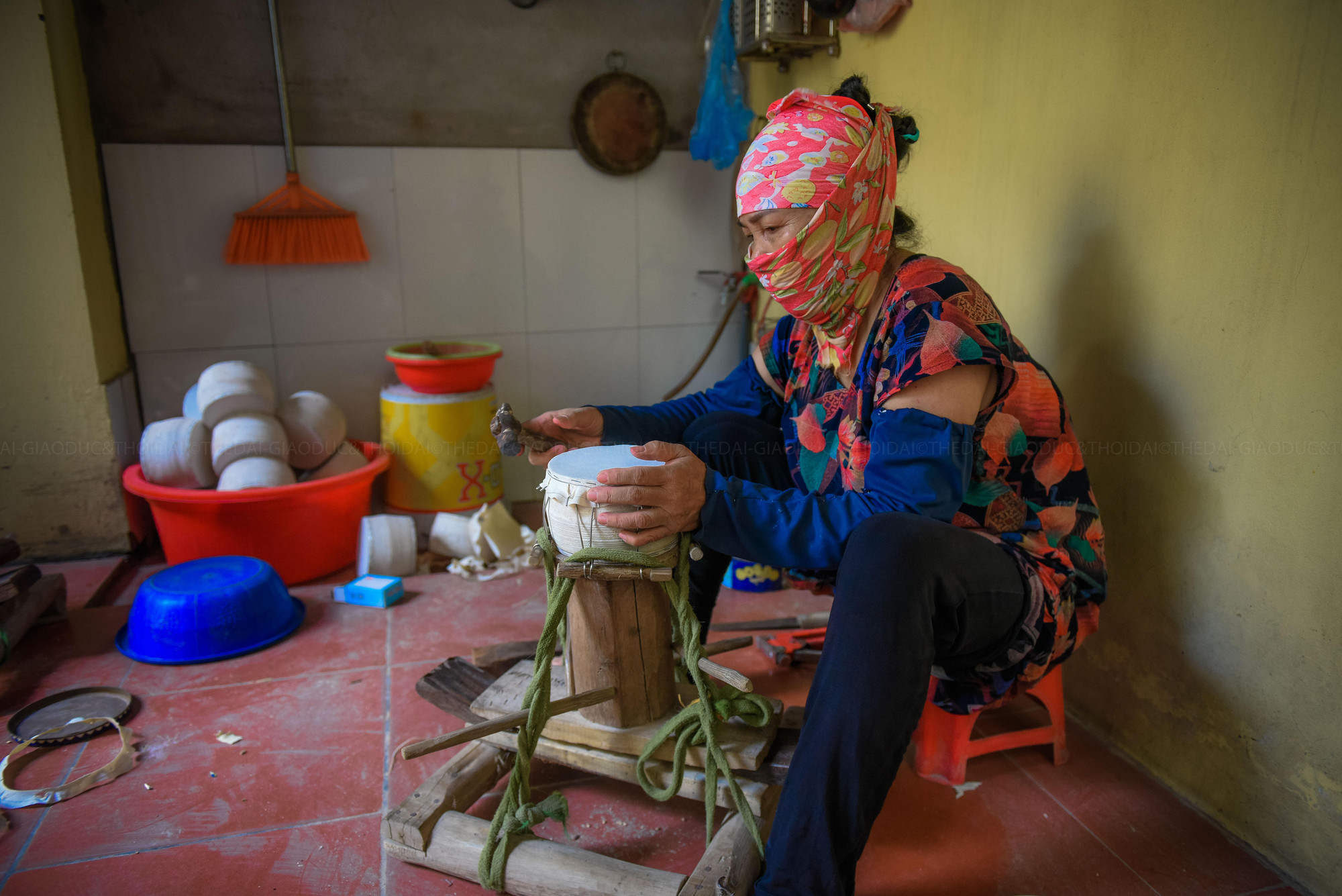 Để mặt trống căng, người làm nghề phải dùng chân dẫm lên mặt trống, cũng để da tràn kín khuôn trống. Sau khi ghim, bà Là sẽ cắt phần da thừa, hoàn thiện mặt trống. Để mặt trống căng, người làm nghề phải dùng chân dẫm lên mặt trống, cũng để da tràn kín khuôn trống. Sau khi ghim, bà Là sẽ cắt phần da thừa, hoàn thiện mặt trống.