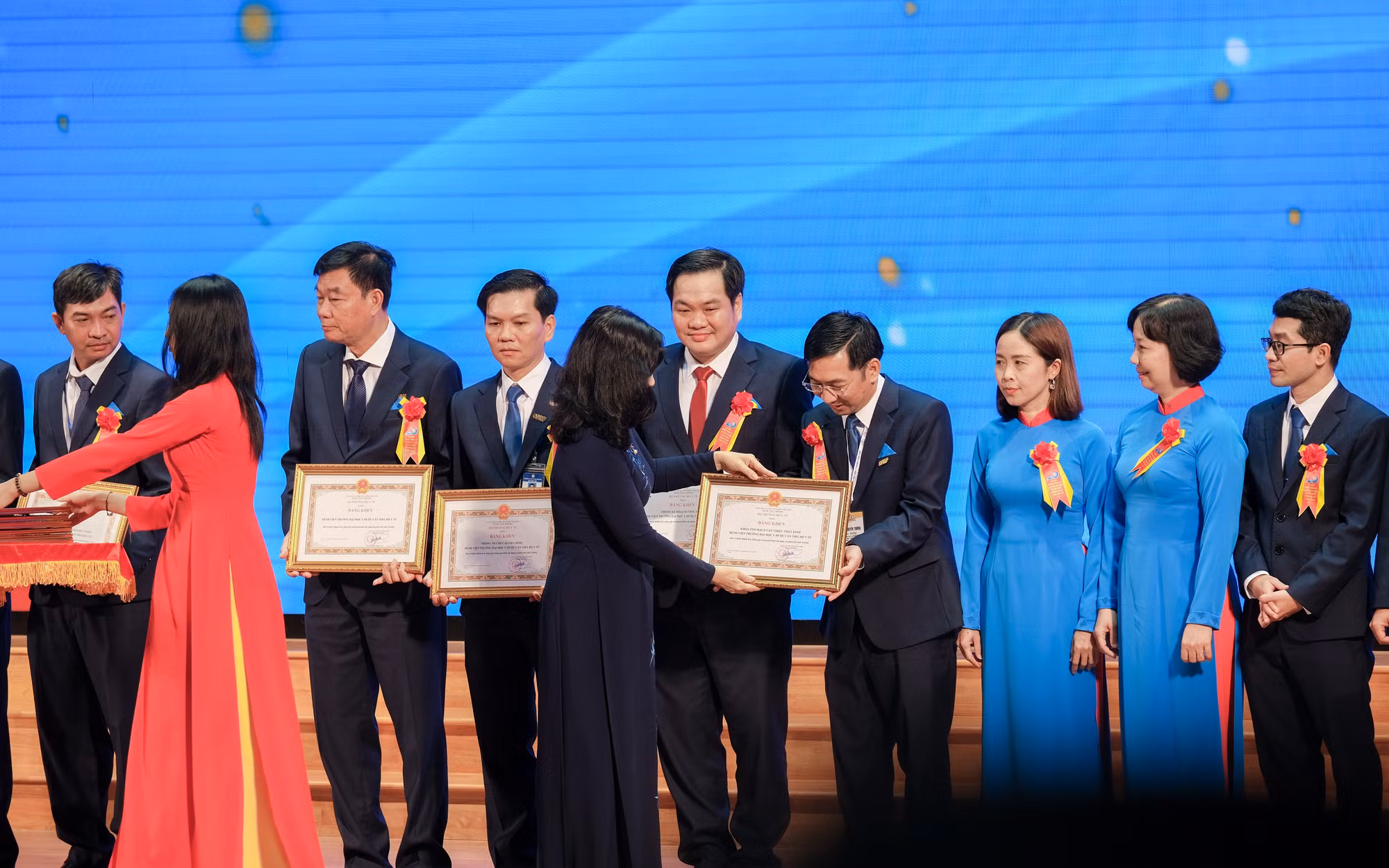 Bộ trưởng Bộ Y tế tặng 84 bằng khen cho 39 tập thể và 45 viên chức của trường.