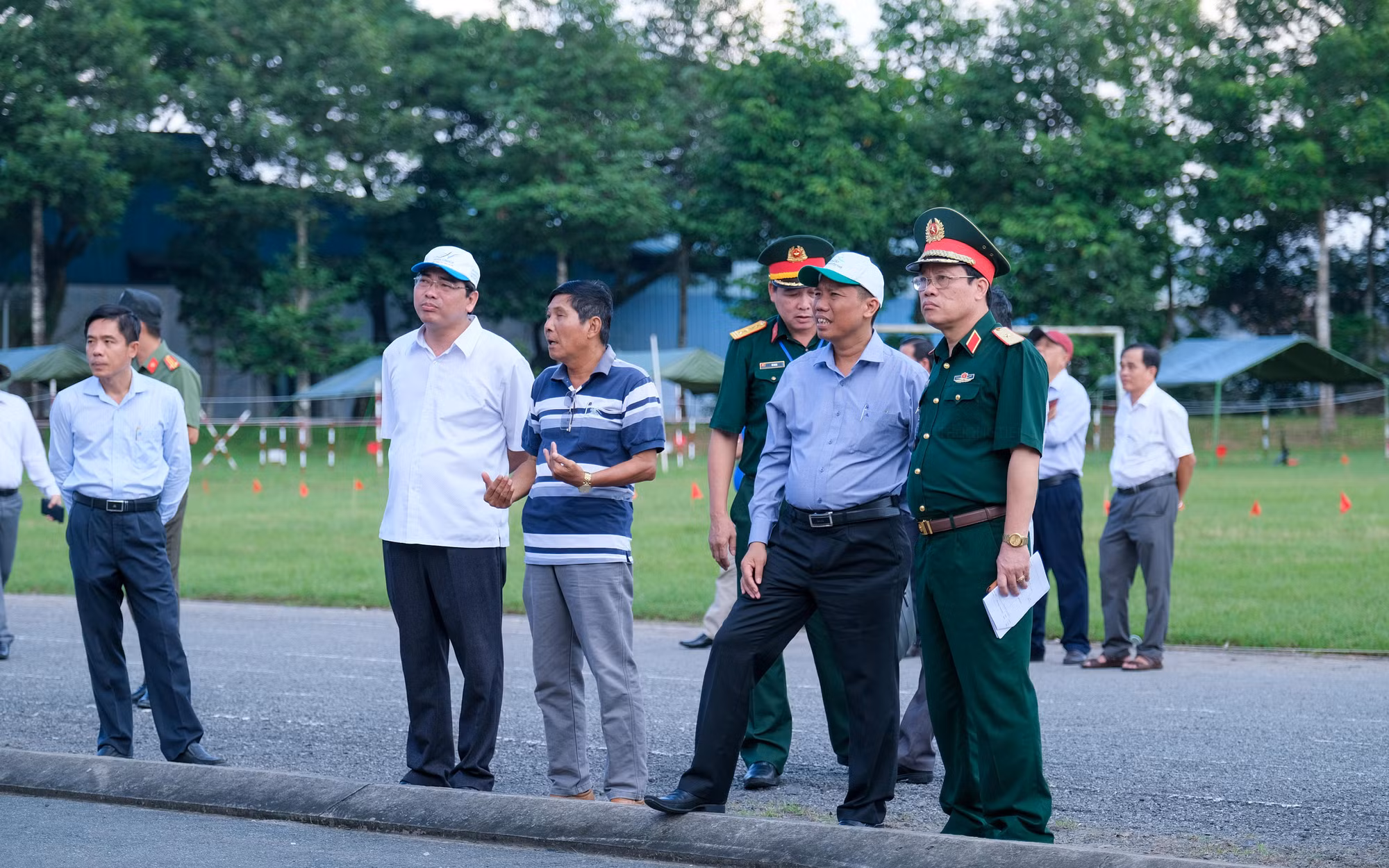 Dẫn đoàn kiểm tra có Thiếu tướng Trần Ngọc Thanh - Vụ trưởng Vụ Quốc phòng và An ninh (Bộ GD&amp;ĐT) và ông Nguyễn Thực Hiện - Phó Chủ tịch UBND TP Cần Thơ cùng các thành viên ban chỉ đạo.