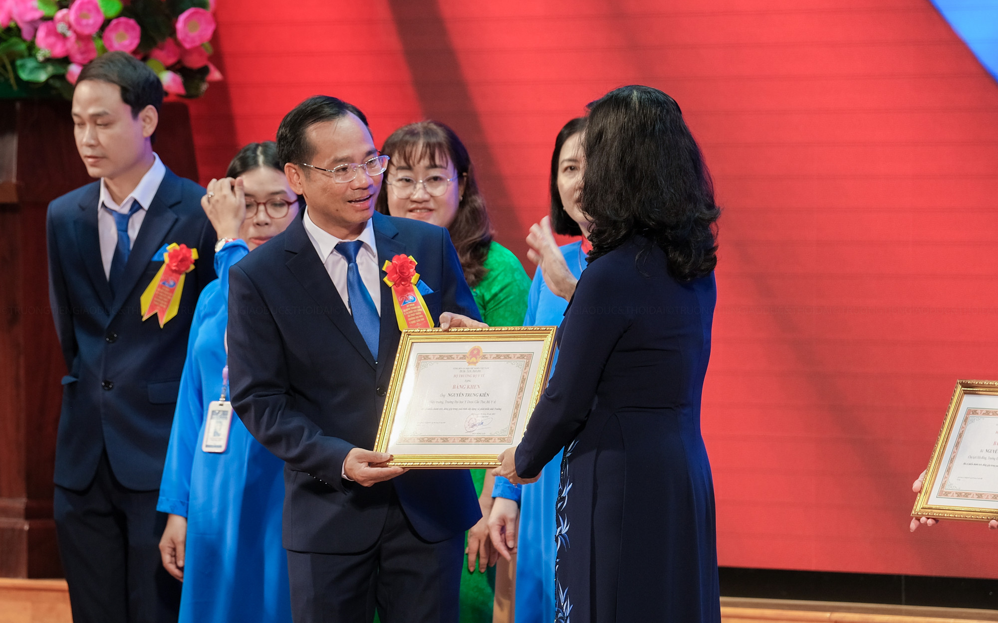 Bộ trưởng Bộ Y tế tặng 84 bằng khen cho 39 tập thể và 45 viên chức của trường.