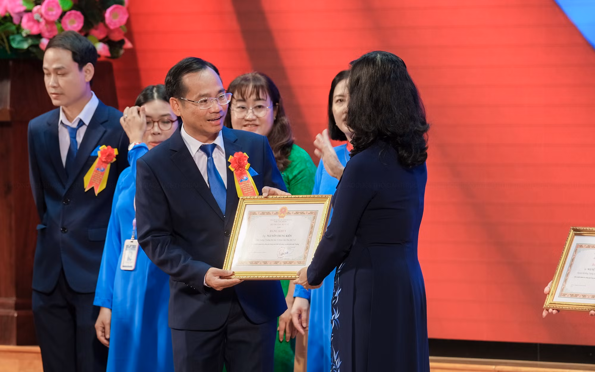 Bộ trưởng Bộ Y tế tặng 84 bằng khen cho 39 tập thể và 45 viên chức của trường.