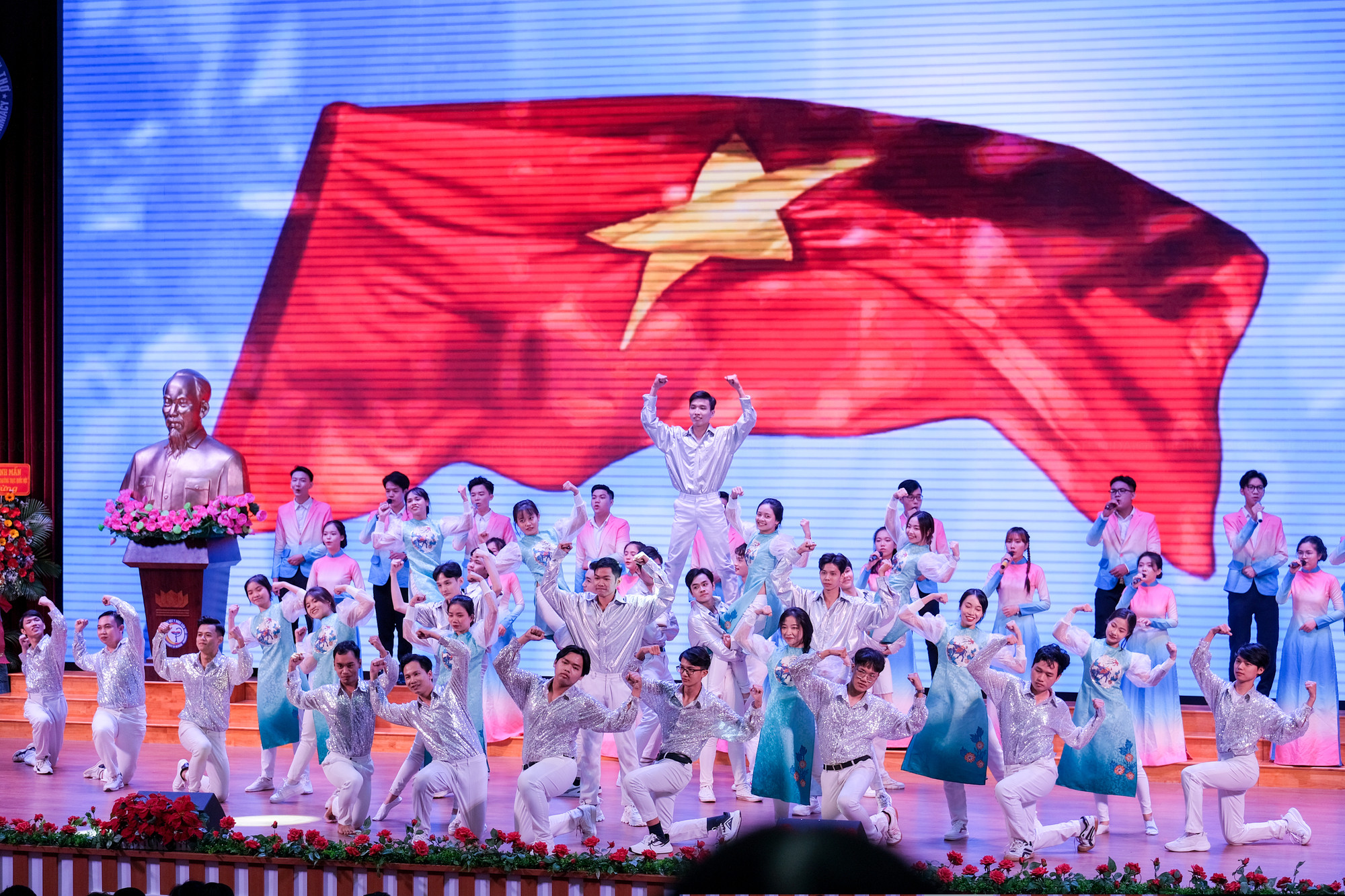 Tiết mục văn nghệ chào mừng tại lễ kỷ niệm.