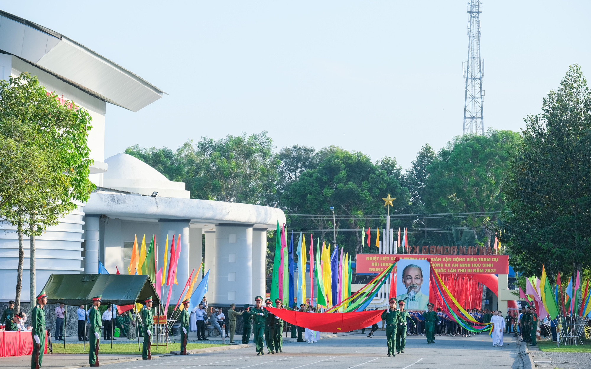 Thực hiện nghi thức rước cờ Tổ Quốc, ảnh Chủ tịch Hồ Chí Minh.