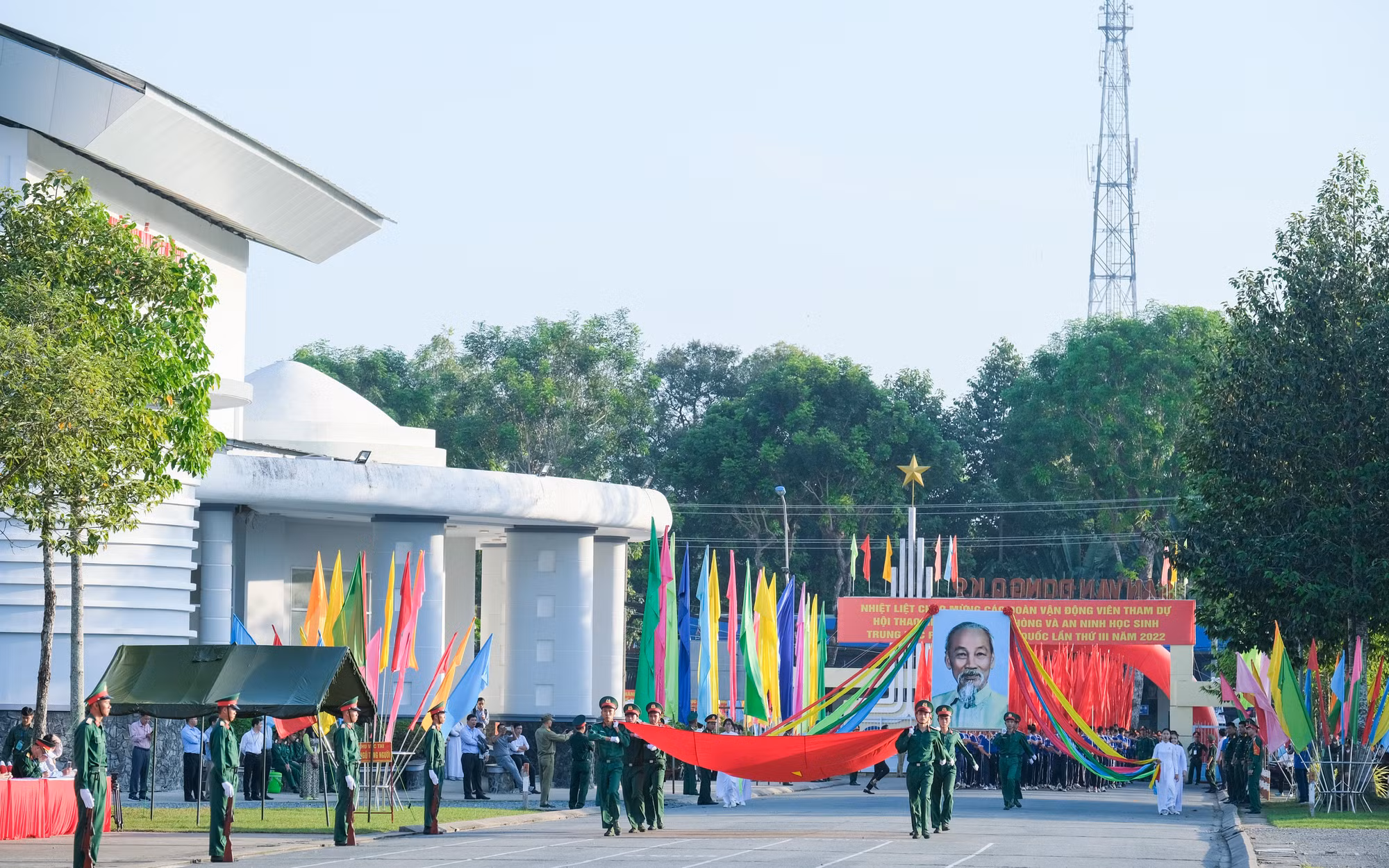 Thực hiện nghi thức rước cờ Tổ Quốc, ảnh Chủ tịch Hồ Chí Minh.