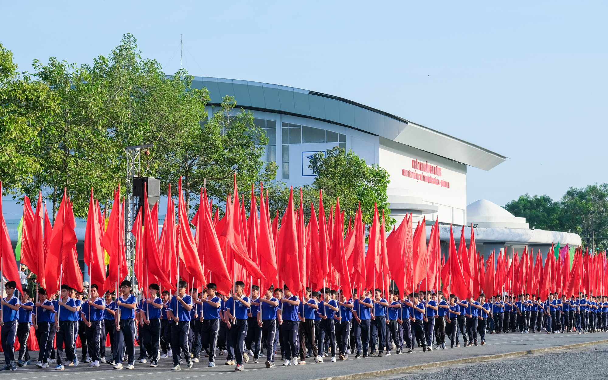 Đoàn cờ tiến vào khán đài hội thao.
