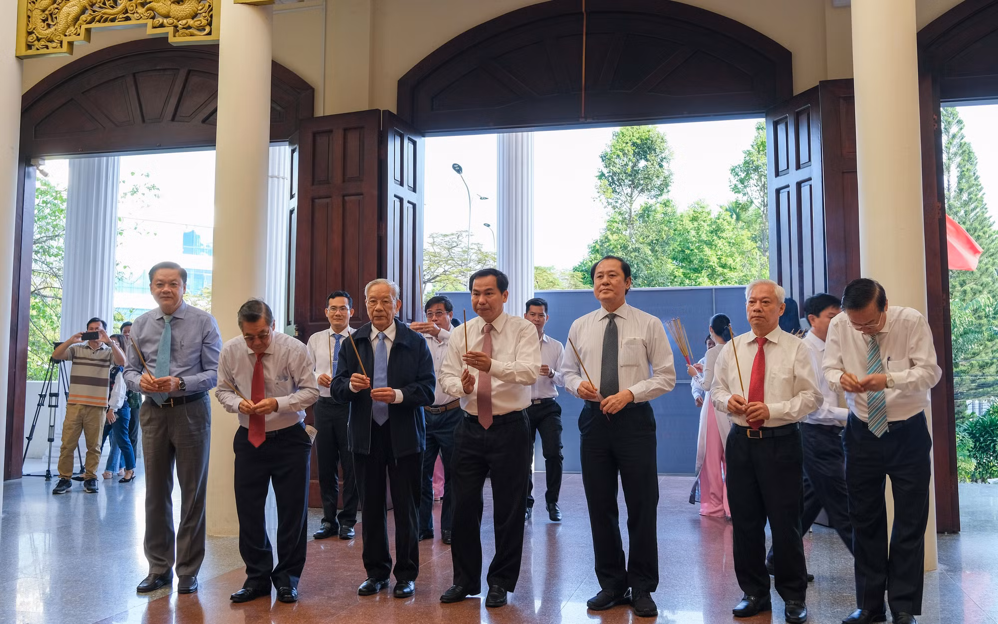 Đại biểu thắp hương tại bảo tàng.