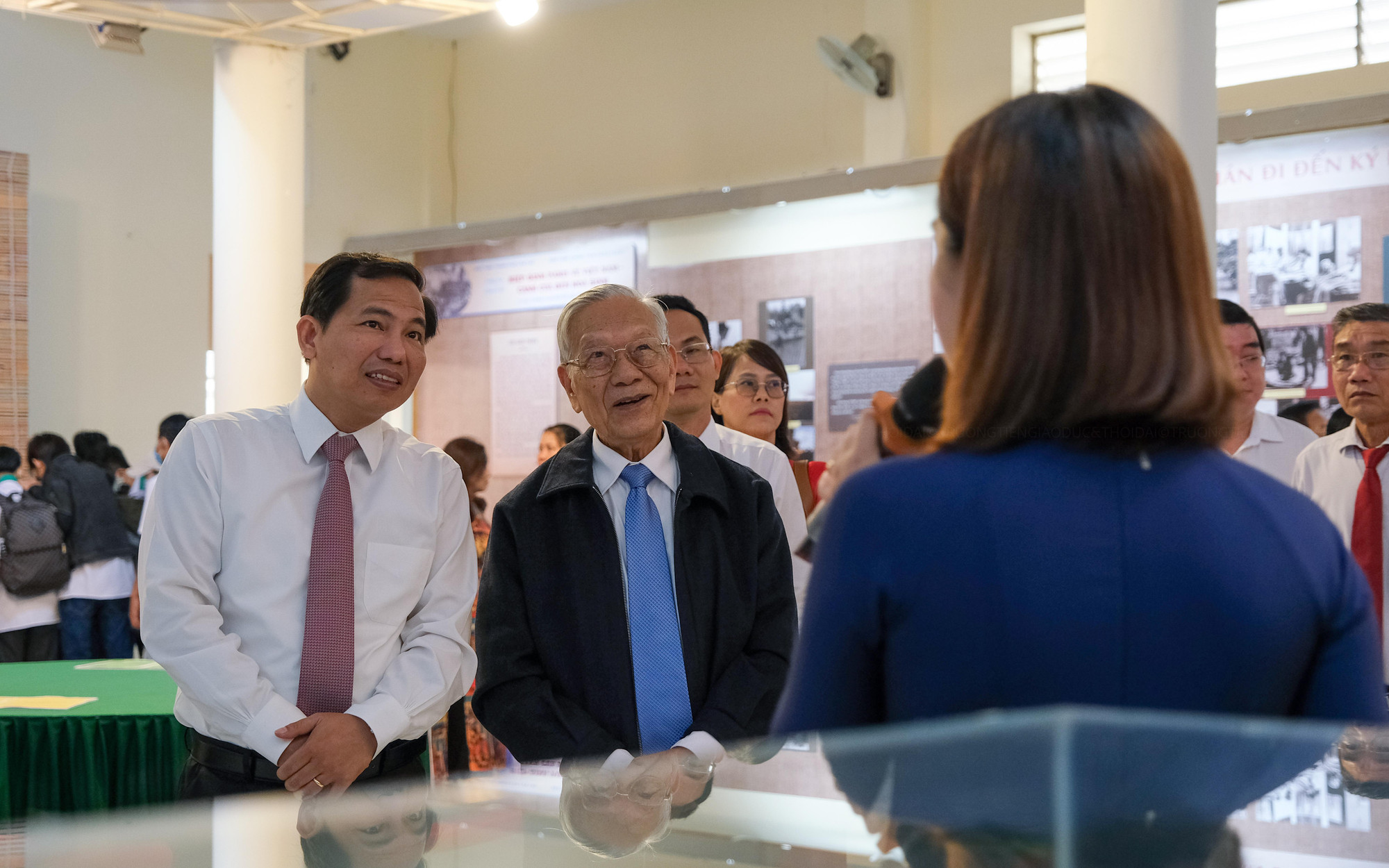 Các đại biểu được hướng dẫn viên kể lại những câu chuyện về thời kỳ đấu tranh gian khổ, lâu dài và toàn diện của nhân dân Việt Nam, trong quá trình đàm phán, ký kết và thi hành Hiệp định Paris. Các đại biểu được hướng dẫn viên kể lại những câu chuyện về thời kỳ đấu tranh gian khổ, lâu dài và toàn diện của nhân dân Việt Nam, trong quá trình đàm phán, ký kết và thi hành Hiệp định Paris.