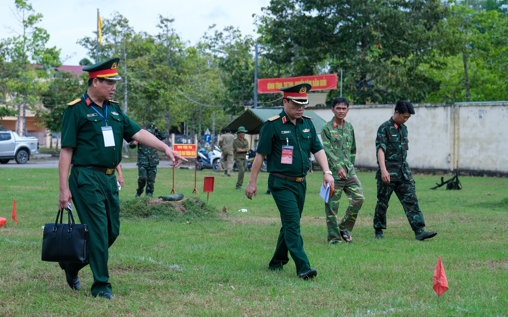 Đoàn cũng đến Trường bắn Quân khu 9 kiểm tra công tác chuẩn bị cho môn thi ném lựu đạn và bắn súng tiểu liên AK. Đoàn cũng đến Trường bắn Quân khu 9 kiểm tra công tác chuẩn bị cho môn thi ném lựu đạn và bắn súng tiểu liên AK.