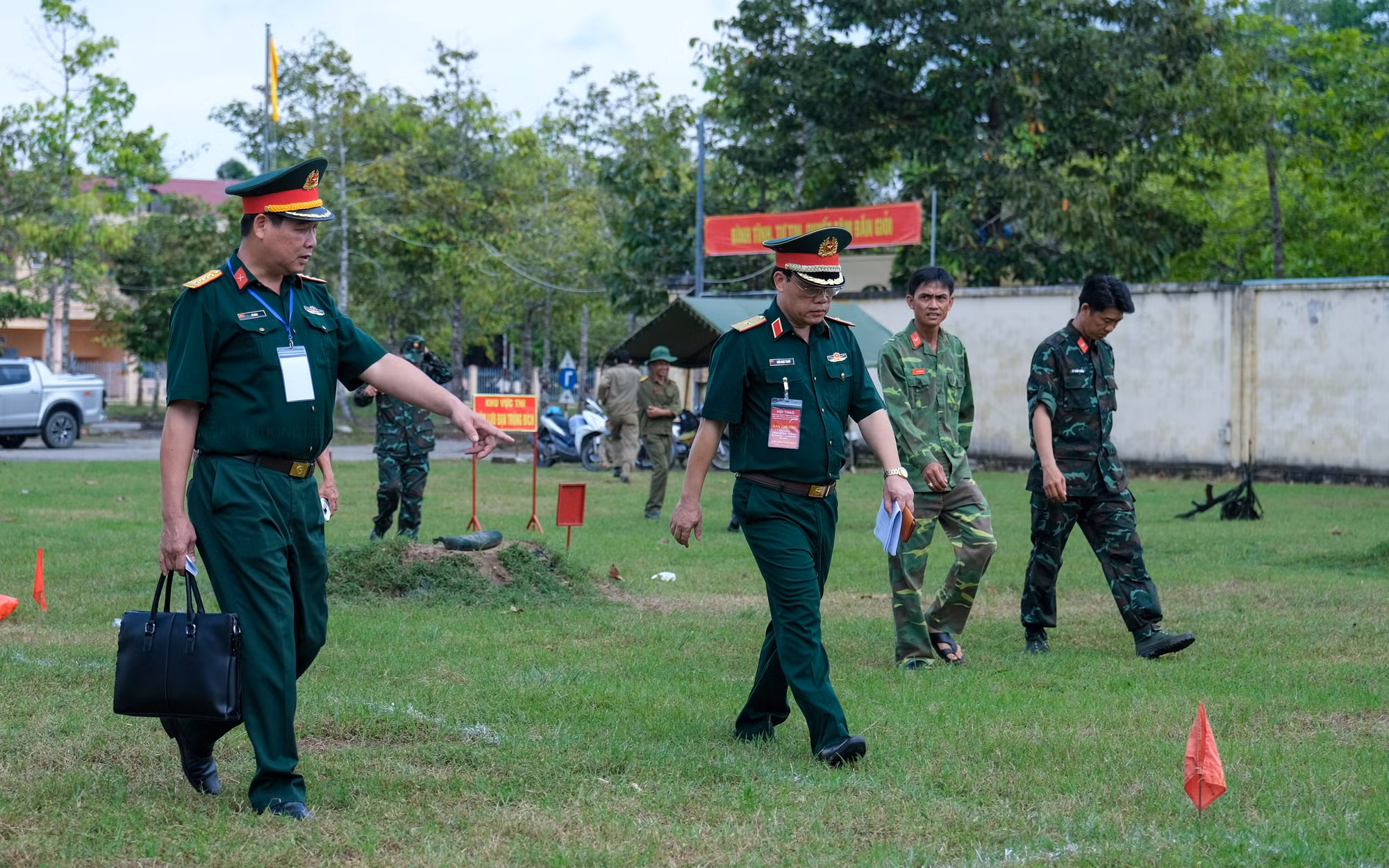 Đoàn cũng đến Trường bắn Quân khu 9 kiểm tra công tác chuẩn bị cho môn thi ném lựu đạn và bắn súng tiểu liên AK.