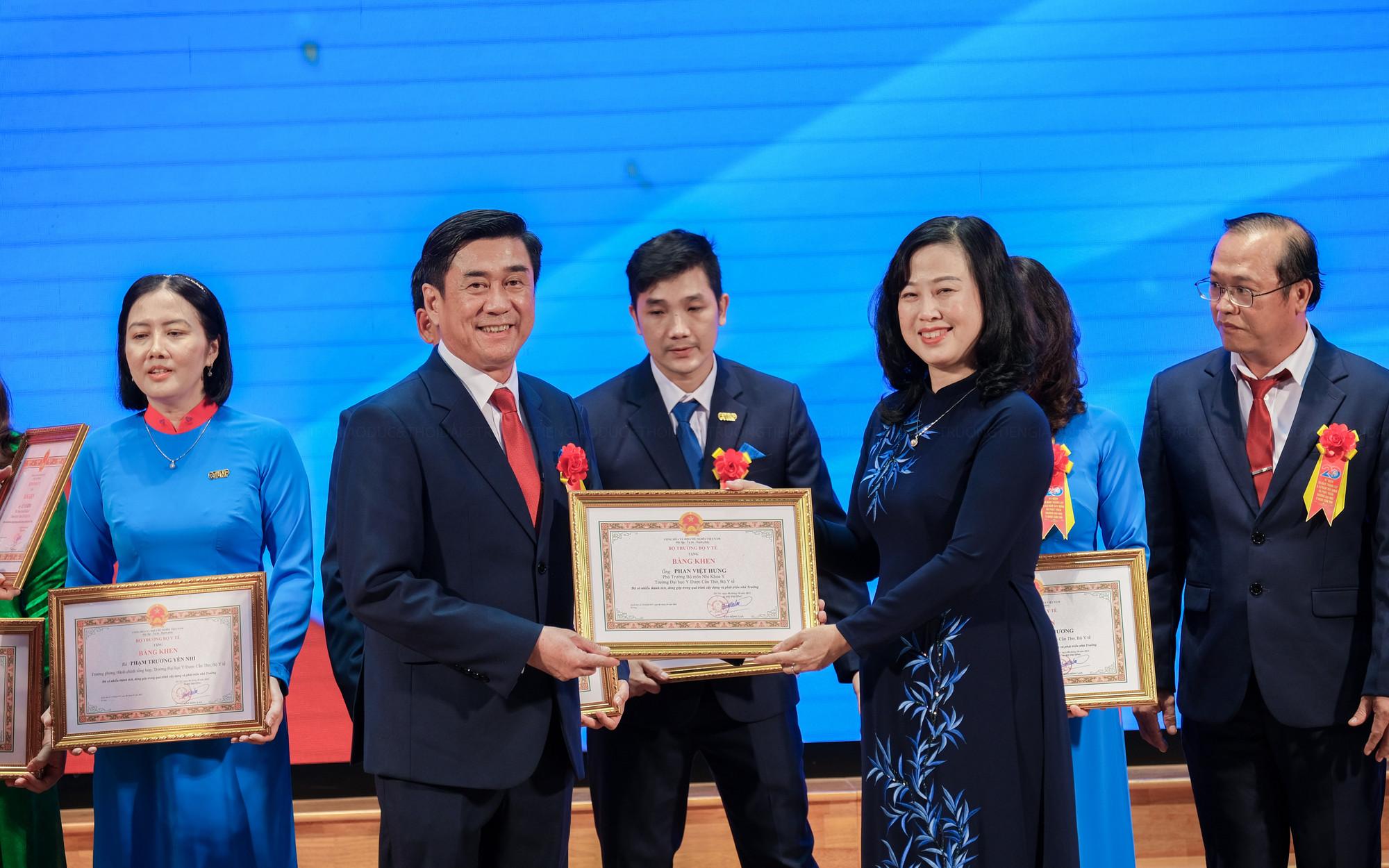 Bộ trưởng Bộ Y tế tặng 84 bằng khen cho 39 tập thể và 45 viên chức của trường.