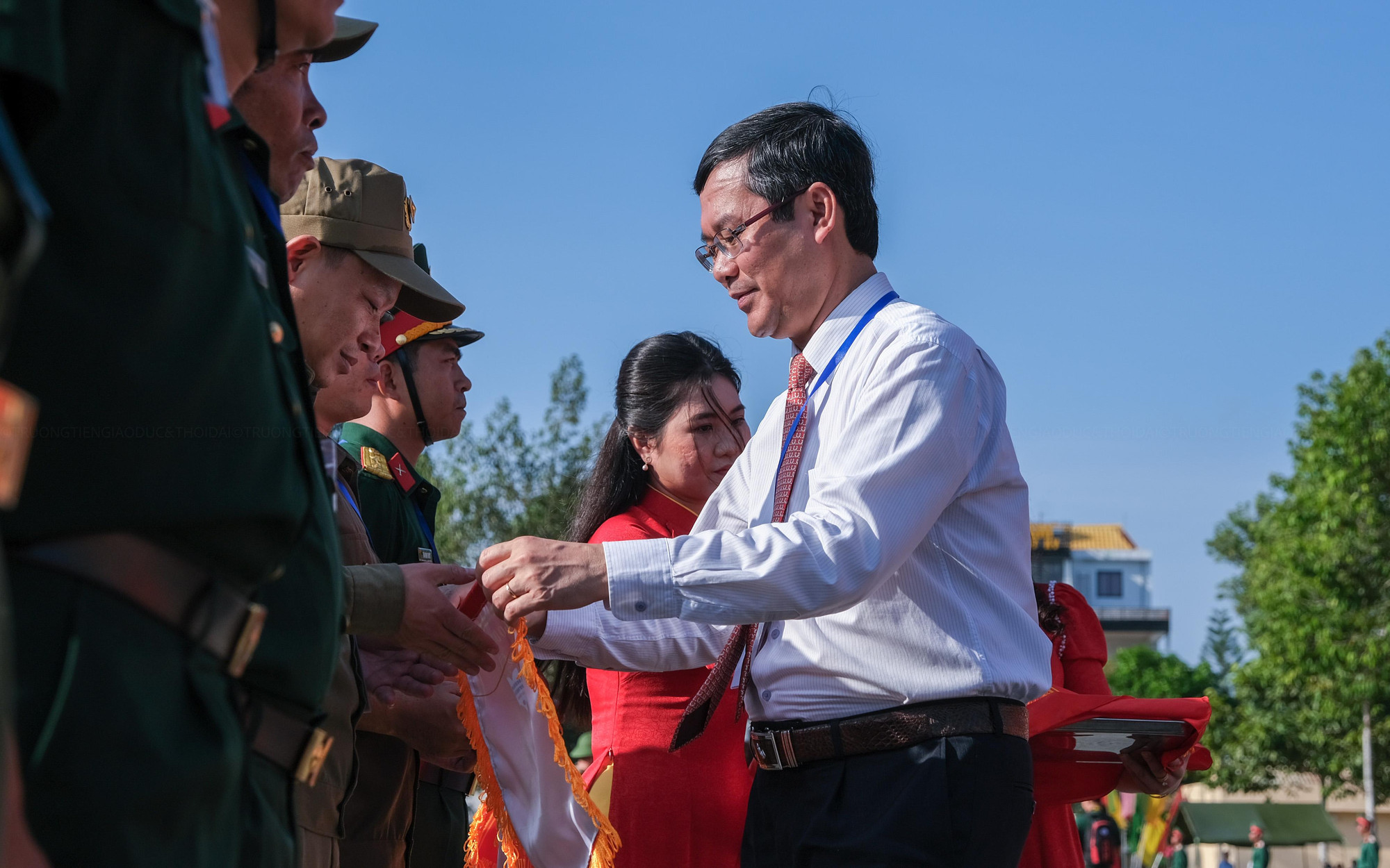 PGS-TS Nguyễn Văn Phúc – Thứ trưởng Bộ GD&amp;ĐT cùng các đại biểu tặng cờ lưu niệm cho các đoàn tham gia.