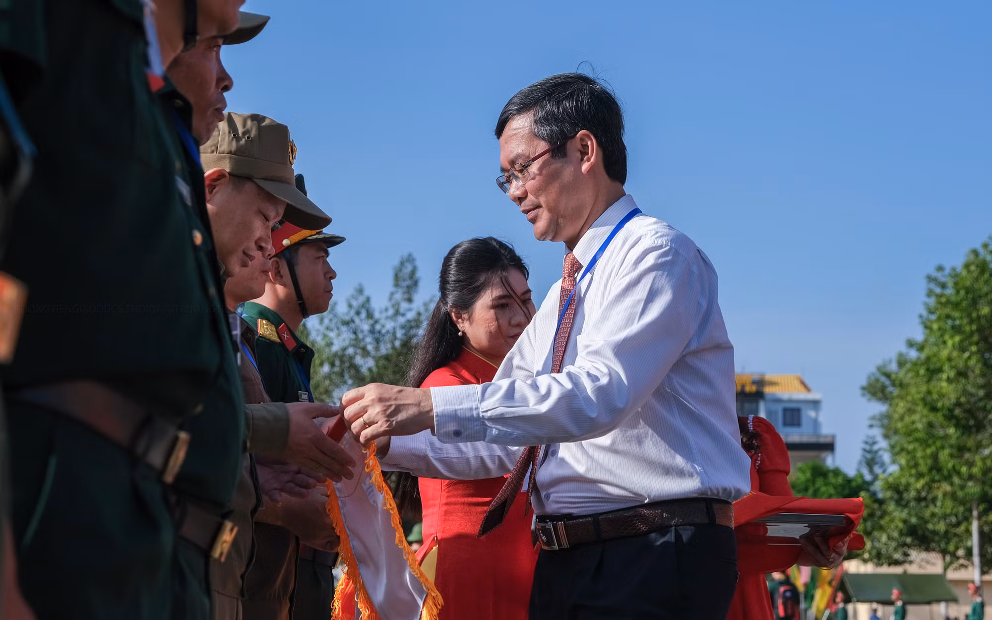 PGS-TS Nguyễn Văn Phúc – Thứ trưởng Bộ GD&amp;ĐT cùng các đại biểu tặng cờ lưu niệm cho các đoàn tham gia.