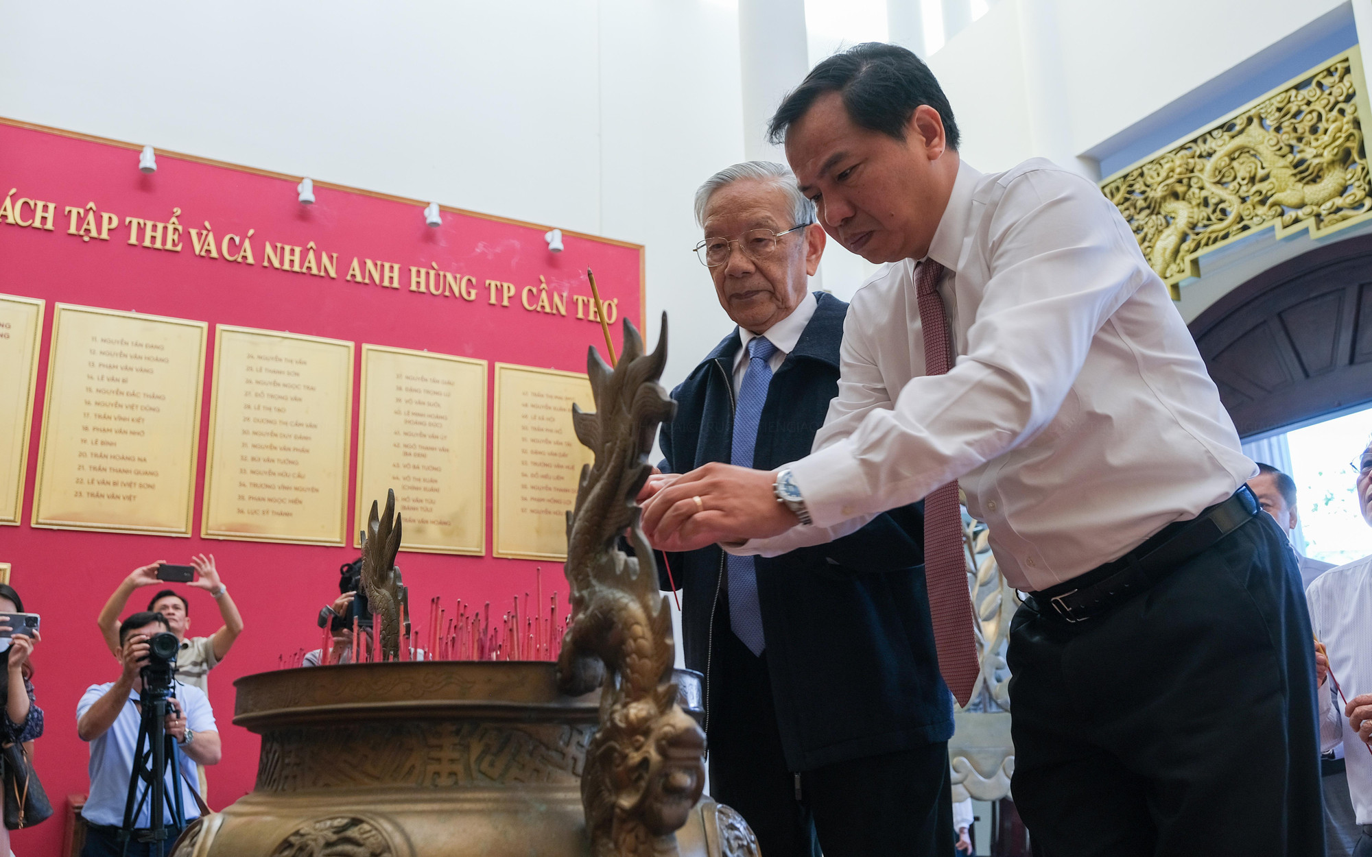 Tham dự triển lãm có ông Lê Quang Mạnh - Bí thư Thành ủy Cần Thơ cùng lãnh đạo HĐND, UBND, Sở ban ngành và các nguyên lãnh đạo thành phố. Tham dự triển lãm có ông Lê Quang Mạnh - Bí thư Thành ủy Cần Thơ cùng lãnh đạo HĐND, UBND, Sở ban ngành và các nguyên lãnh đạo thành phố.