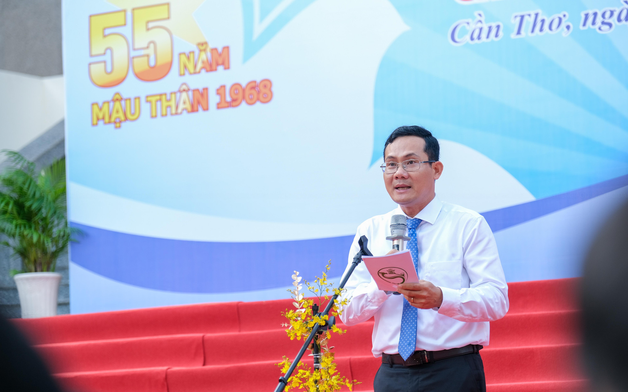 Ông Nguyễn Minh Tuấn - Giám đốc Sở Văn hóa, Thể thao và Du lịch phát biểu khai mạc triển lãm ảnh. Ông Nguyễn Minh Tuấn - Giám đốc Sở Văn hóa, Thể thao và Du lịch phát biểu khai mạc triển lãm ảnh.