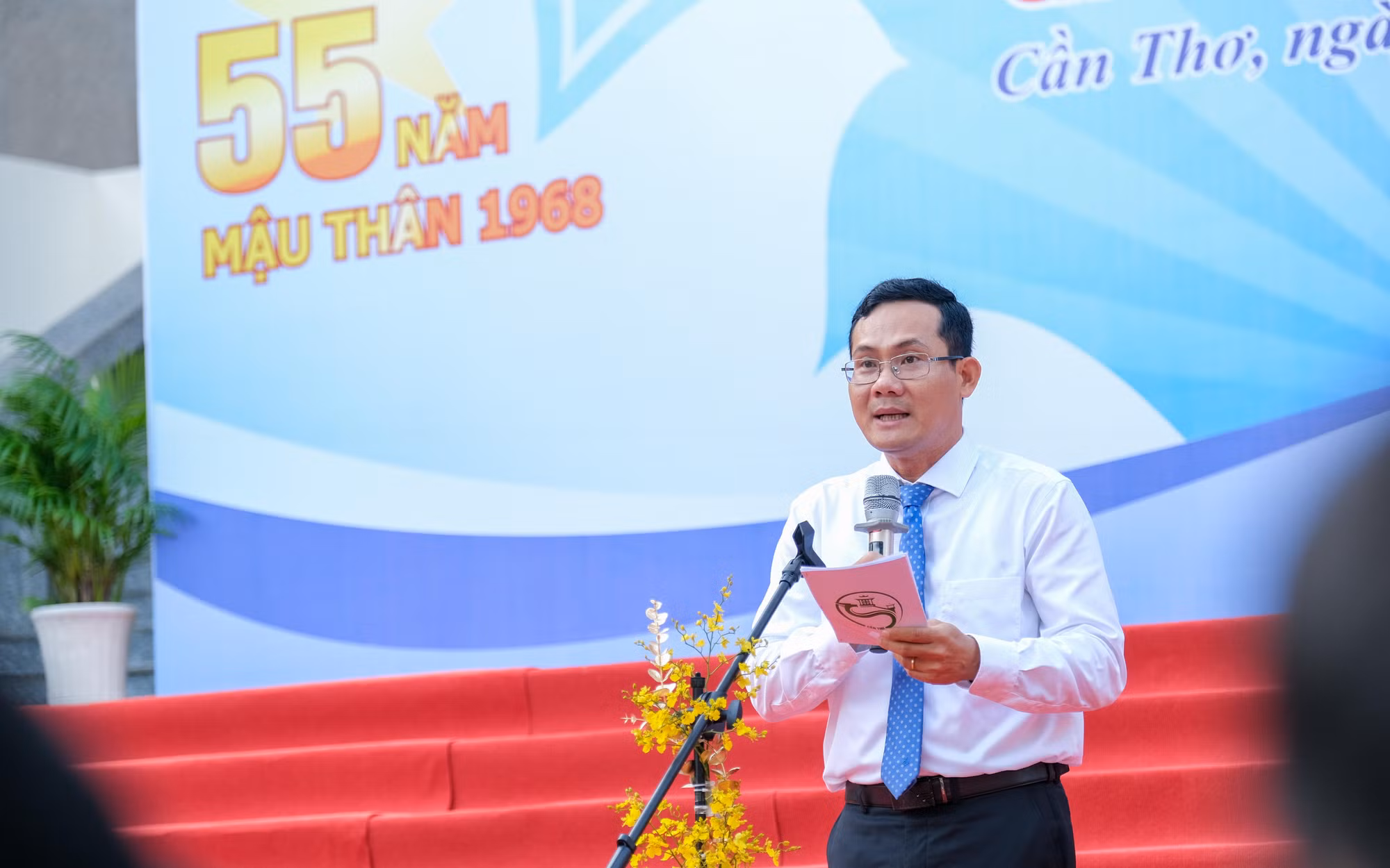 Ông Nguyễn Minh Tuấn - Giám đốc Sở Văn hóa, Thể thao và Du lịch phát biểu khai mạc triển lãm ảnh.