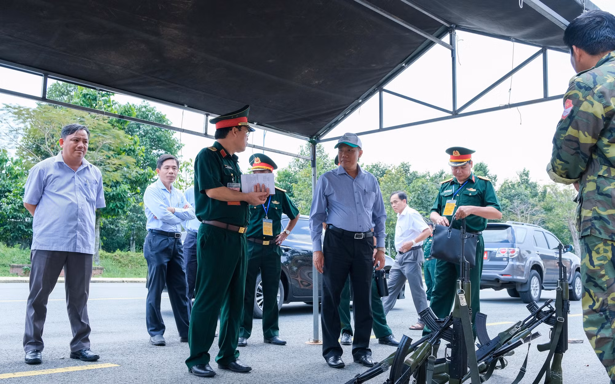 Đoàn kiểm tra thi môn chạy vũ trang 800m tại Phi trường 31 (quân Khu 9).