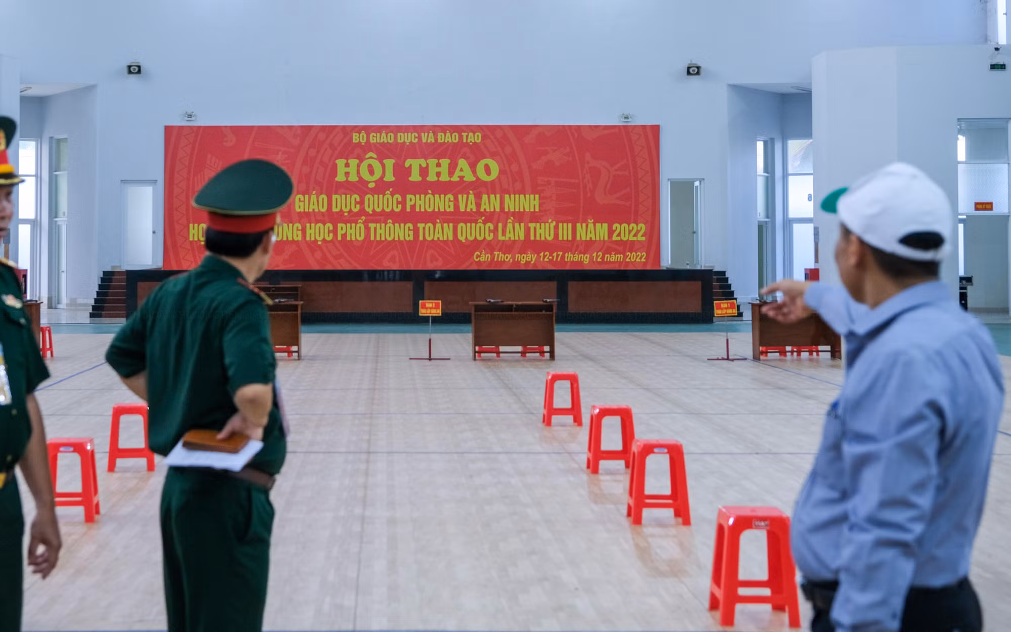 Đoàn kiểm tra nhà thi đấu nơi tổ chức thi môn Tháo lắp tiểu liên súng AK và là điạ điểm dự phòng tổ chức khai mạc.