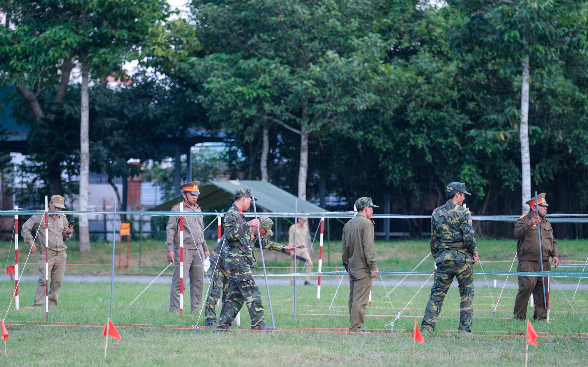 Ban tổ chức hội thao kiểm tra lại khu vực băng bó cấp cứu, chuyển thương.