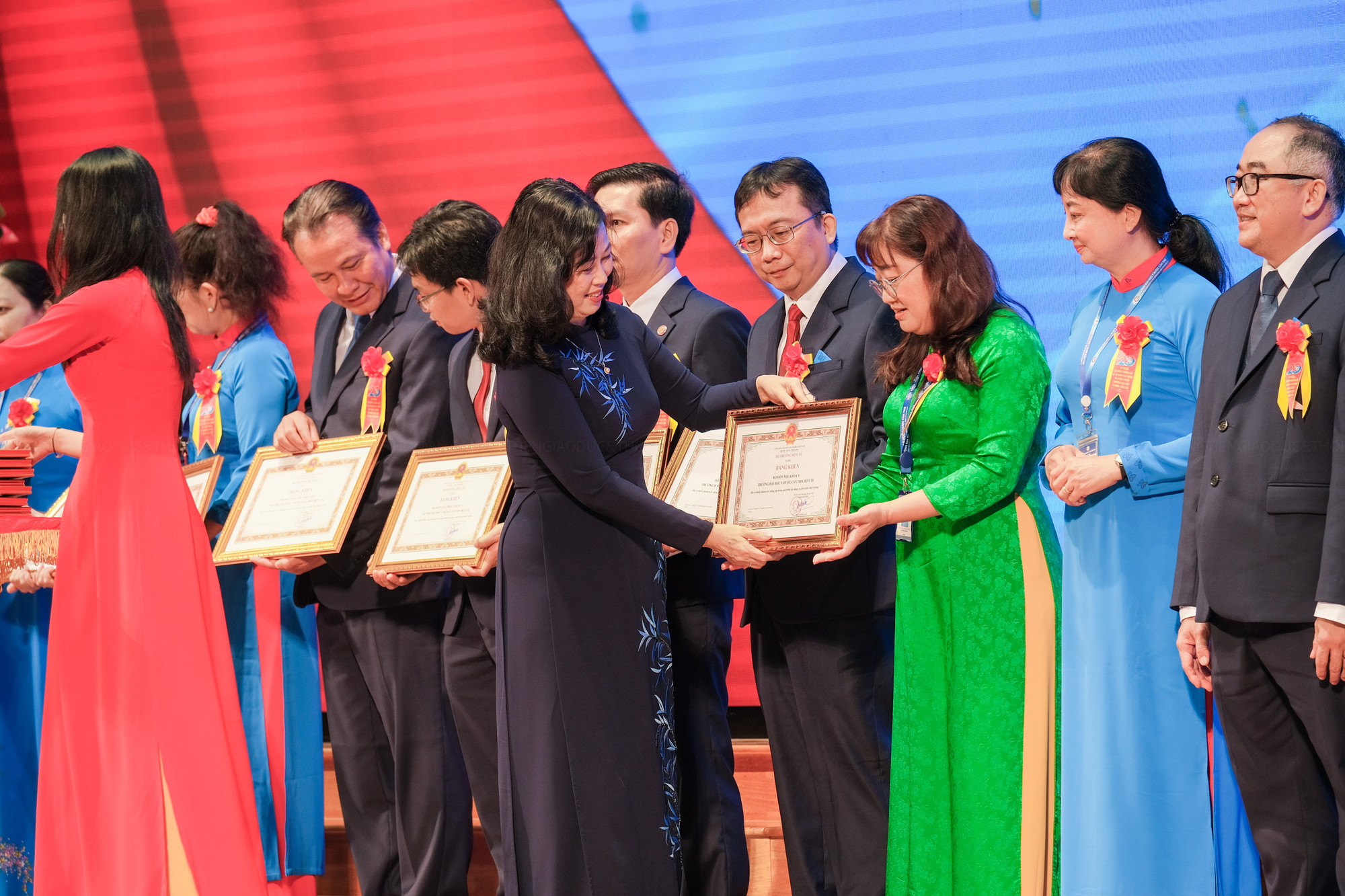 Bộ trưởng Bộ Y tế tặng 84 bằng khen cho 39 tập thể và 45 viên chức của trường.