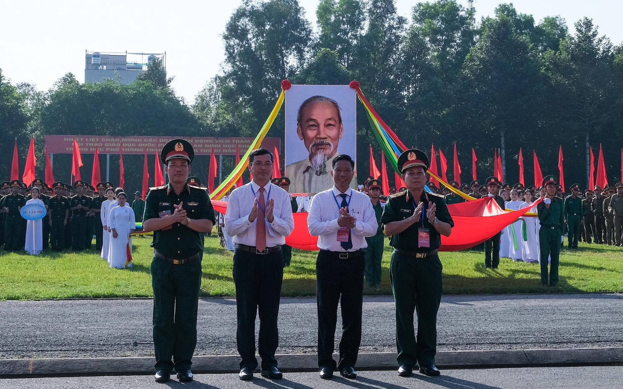 Đại diện Bộ GD&amp;ĐT cùng các đại biểu chụp ảnh lưu niệm.