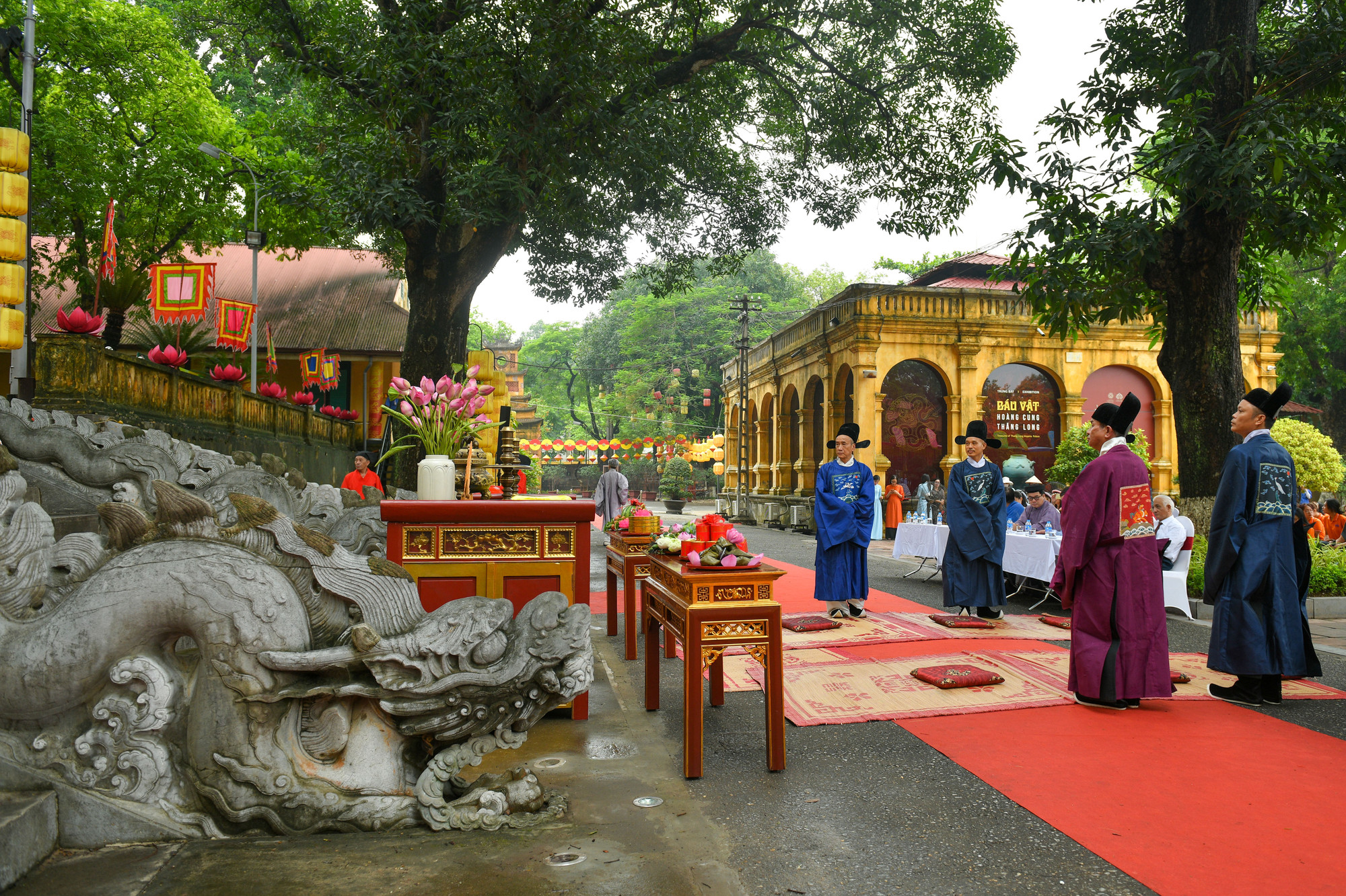 Từ xa xưa, cứ đến ngày mùng 5 tháng 5 Âm lịch hằng năm, từ chốn cung đình hoa lệ tôn nghiêm cho đến những miền quê mộc mạc thân thương đều hân hoan đón Tết Đoan Ngọ. Từ xa xưa, cứ đến ngày mùng 5 tháng 5 Âm lịch hằng năm, từ chốn cung đình hoa lệ tôn nghiêm cho đến những miền quê mộc mạc thân thương đều hân hoan đón Tết Đoan Ngọ.