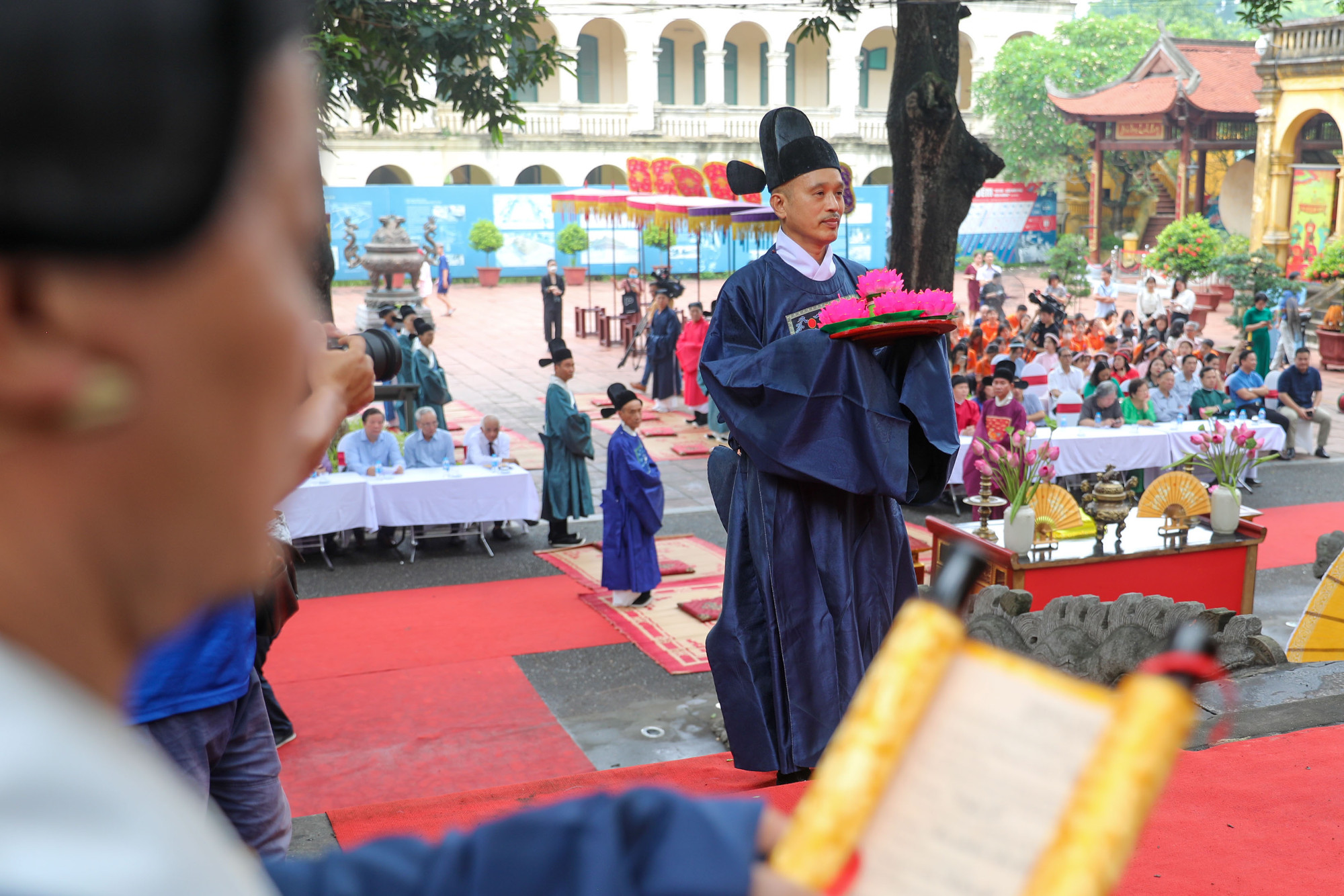 Các nguồn sử liệu cho biết dưới triều Lê Trung hưng, Tết Đoan Ngọ cũng là dịp để nhà vua, hoàng tộc sửa soạn lễ phẩm dâng tiến lên tổ tiên và các bậc sinh thành. Các nguồn sử liệu cho biết dưới triều Lê Trung hưng, Tết Đoan Ngọ cũng là dịp để nhà vua, hoàng tộc sửa soạn lễ phẩm dâng tiến lên tổ tiên và các bậc sinh thành.