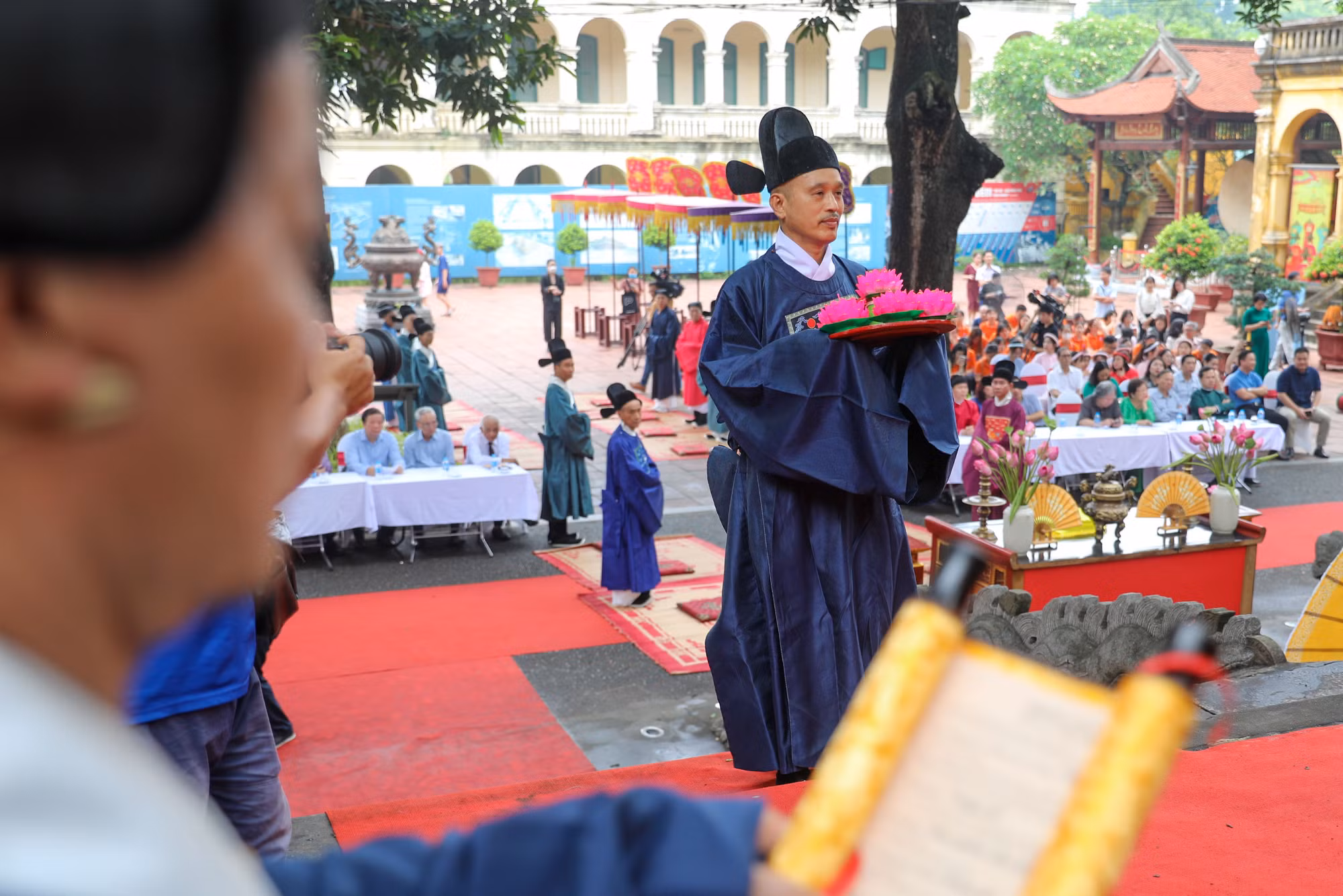 Các nguồn sử liệu cho biết dưới triều Lê Trung hưng, Tết Đoan Ngọ cũng là dịp để nhà vua, hoàng tộc sửa soạn lễ phẩm dâng tiến lên tổ tiên và các bậc sinh thành. Các nguồn sử liệu cho biết dưới triều Lê Trung hưng, Tết Đoan Ngọ cũng là dịp để nhà vua, hoàng tộc sửa soạn lễ phẩm dâng tiến lên tổ tiên và các bậc sinh thành.