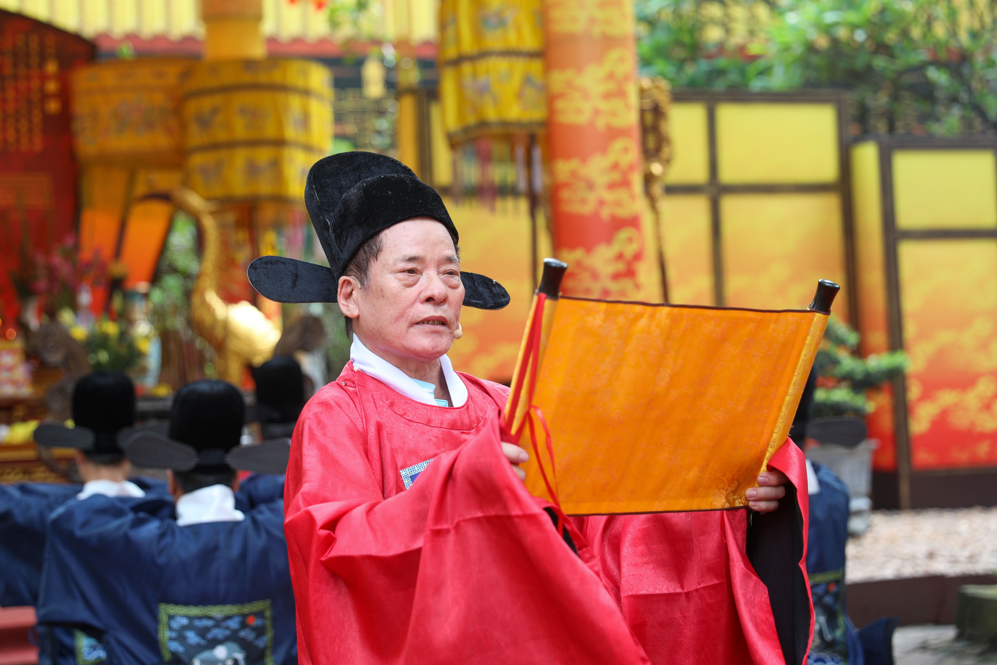Ngoài dân gian, Tết Đoan Ngọ cũng có những phong tục hết sức độc đáo như dâng cúng sản vật của mùa hạ lên ông bà tổ tiên, dùng thức ăn để “diệt sâu bọ” trong người, hái lá làm thuốc Nam vào giờ ngọ, đeo bùa và chỉ ngũ sắc, dùng lá móng nhuộm móng tay móng chân, mặc áo dấu, bôi rượu hùng hoàng cho trẻ con, treo con giáp tết từ ngải cứu, khảo cây,... Ngoài dân gian, Tết Đoan Ngọ cũng có những phong tục hết sức độc đáo như dâng cúng sản vật của mùa hạ lên ông bà tổ tiên, dùng thức ăn để “diệt sâu bọ” trong người, hái lá làm thuốc Nam vào giờ ngọ, đeo bùa và chỉ ngũ sắc, dùng lá móng nhuộm móng tay móng chân, mặc áo dấu, bôi rượu hùng hoàng cho trẻ con, treo con giáp tết từ ngải cứu, khảo cây,...