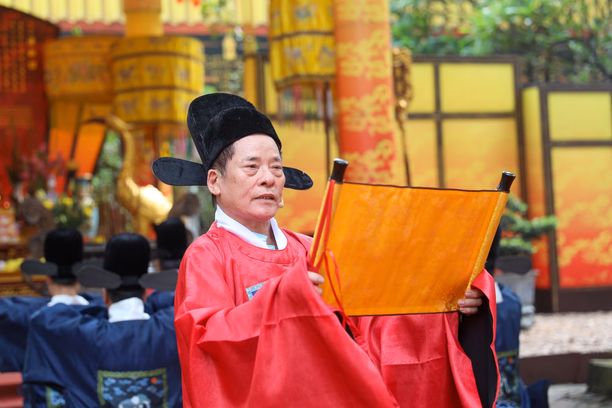 Ngoài dân gian, Tết Đoan Ngọ cũng có những phong tục hết sức độc đáo như dâng cúng sản vật của mùa hạ lên ông bà tổ tiên, dùng thức ăn để “diệt sâu bọ” trong người, hái lá làm thuốc Nam vào giờ ngọ, đeo bùa và chỉ ngũ sắc, dùng lá móng nhuộm móng tay móng chân, mặc áo dấu, bôi rượu hùng hoàng cho trẻ con, treo con giáp tết từ ngải cứu, khảo cây,... Ngoài dân gian, Tết Đoan Ngọ cũng có những phong tục hết sức độc đáo như dâng cúng sản vật của mùa hạ lên ông bà tổ tiên, dùng thức ăn để “diệt sâu bọ” trong người, hái lá làm thuốc Nam vào giờ ngọ, đeo bùa và chỉ ngũ sắc, dùng lá móng nhuộm móng tay móng chân, mặc áo dấu, bôi rượu hùng hoàng cho trẻ con, treo con giáp tết từ ngải cứu, khảo cây,...