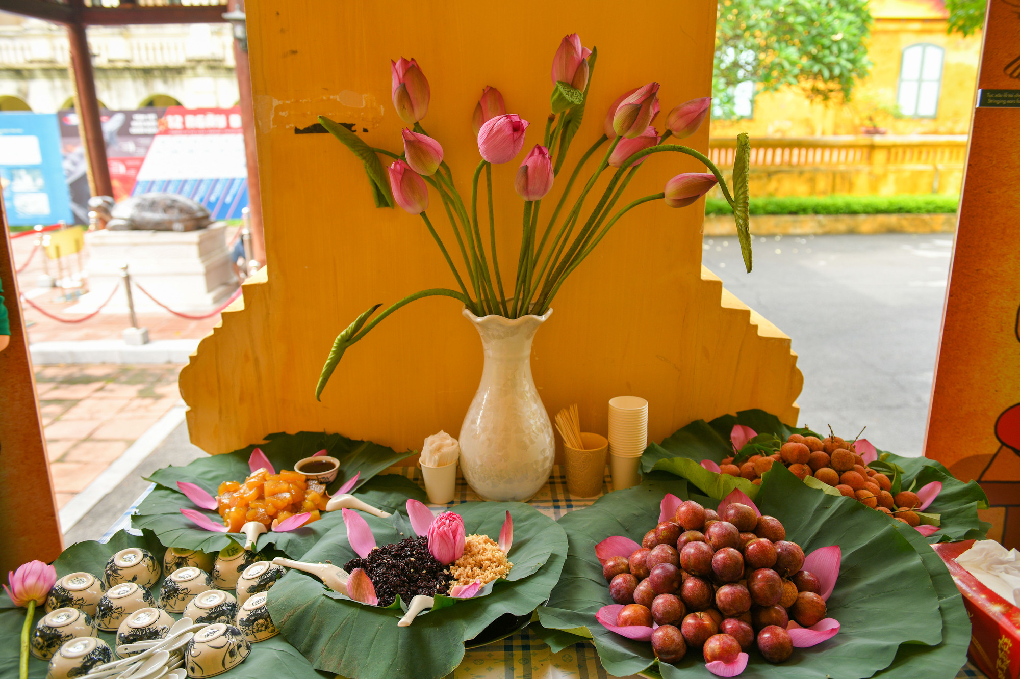 Những món ăn và hoa quả thường có trong ngày Tết Đoan Ngọ. Những món ăn và hoa quả thường có trong ngày Tết Đoan Ngọ.