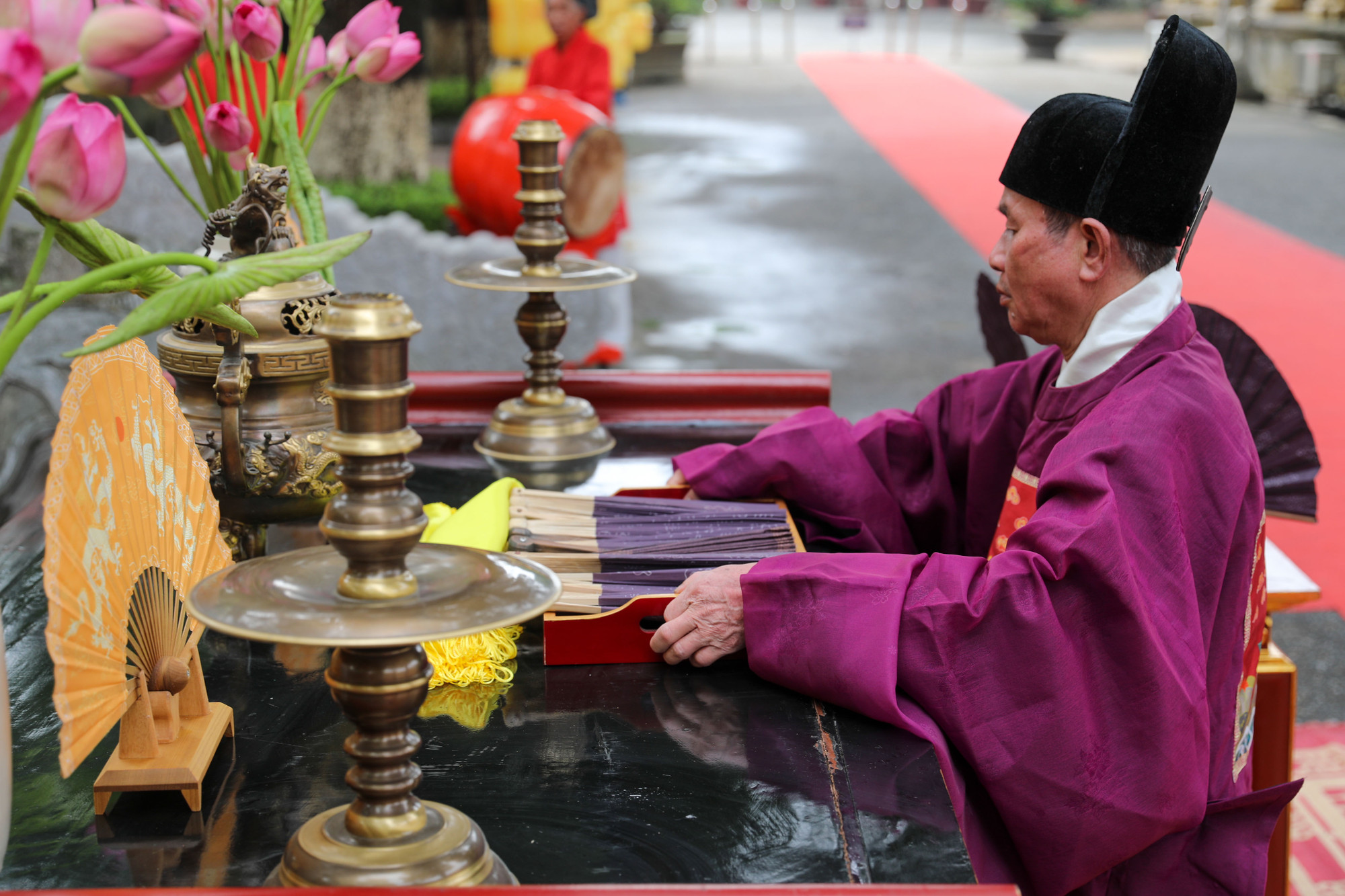 Các nghi lễ của hoàng cung trong ngày tết Đoan Ngọ thời Lê lần đầu tiên được Trung tâm trưng bày diễn giải một cách có hệ thống, sinh động và chân thực thông qua hệ thống pano, tranh vẽ, đặc biệt là phỏng dựng không gian cung đình trầm mặc cung kính, thiên tử uy nghi ngự trên ngai rồng thiết triều, đề thơ lên quạt và truyền ban thưởng quạt cho các quan. Các nghi lễ của hoàng cung trong ngày tết Đoan Ngọ thời Lê lần đầu tiên được Trung tâm trưng bày diễn giải một cách có hệ thống, sinh động và chân thực thông qua hệ thống pano, tranh vẽ, đặc biệt là phỏng dựng không gian cung đình trầm mặc cung kính, thiên tử uy nghi ngự trên ngai rồng thiết triều, đề thơ lên quạt và truyền ban thưởng quạt cho các quan.