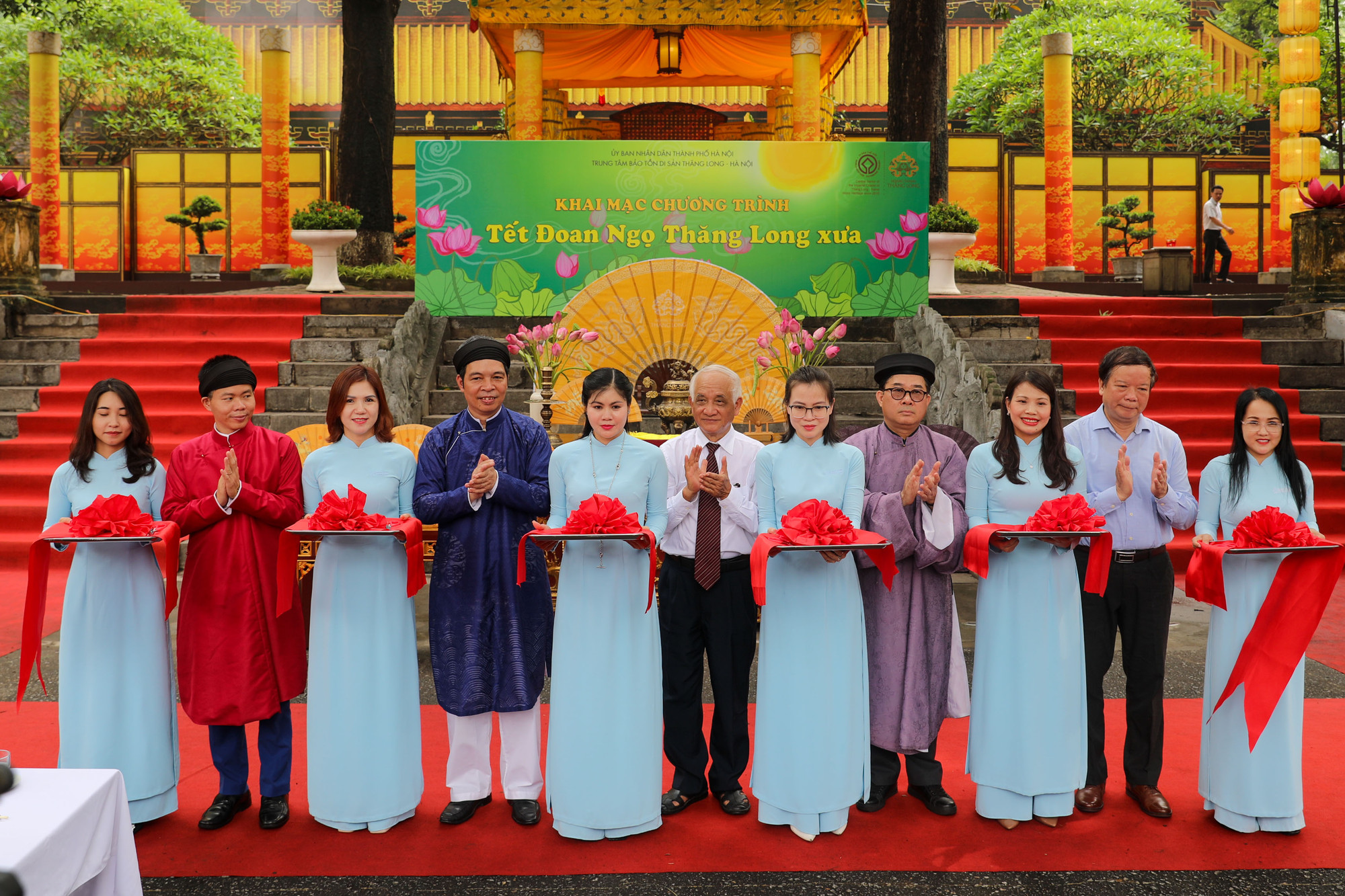 Trong chương trình “Tết Đoan Ngọ Thăng Long xưa” năm 2023, du khách có thêm những trải nghiệm qua các nghi lễ tiến phẩm, dâng hương lên các vị tiên đế. Trong chương trình “Tết Đoan Ngọ Thăng Long xưa” năm 2023, du khách có thêm những trải nghiệm qua các nghi lễ tiến phẩm, dâng hương lên các vị tiên đế.
