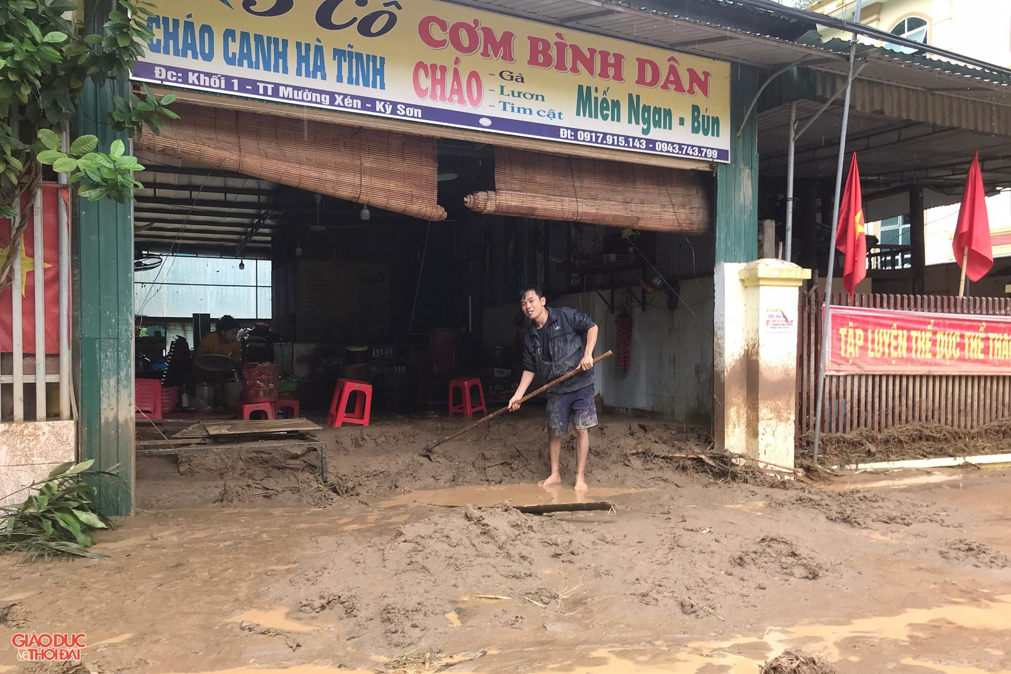 Kỳ Sơn là huyện miền núi khó khăn nhất của tỉnh Nghệ An, cách thành phố Vinh khoảng 300km. Hàng năm, vào mùa mưa địa phương này thường xuyên xảy ra lũ quét và sạt lở đất. Kỳ Sơn là huyện miền núi khó khăn nhất của tỉnh Nghệ An, cách thành phố Vinh khoảng 300km. Hàng năm, vào mùa mưa địa phương này thường xuyên xảy ra lũ quét và sạt lở đất.