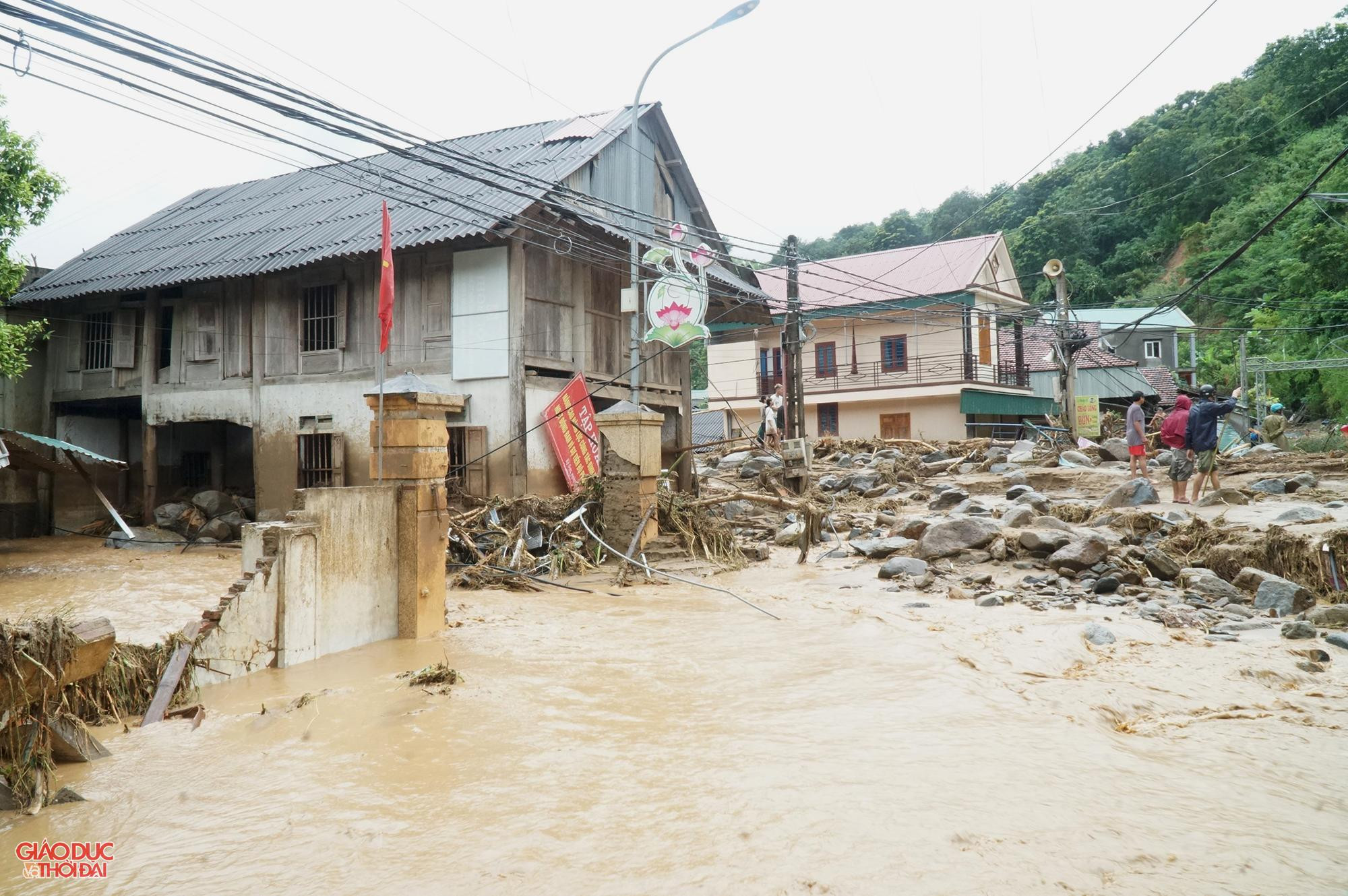 Từ đêm 1/10 đến sáng 2/10, mưa lớn gây lũ ống, lũ quét và ngập cục bộ các nhà dân ở thị trấn Mường Xén và các xã Tà Cạ, Tây Sơn (huyện Kỳ Sơn, Nghệ An). Mưa lũ làm cô lập 2 xã Tây Sơn và Tà Cạ. Trong đó, bản Hòa Sơn và bản Sơn Hà thuộc xã Tà Cạ với gần 1.000 nhân khẩu bị cô lập. Từ đêm 1/10 đến sáng 2/10, mưa lớn gây lũ ống, lũ quét và ngập cục bộ các nhà dân ở thị trấn Mường Xén và các xã Tà Cạ, Tây Sơn (huyện Kỳ Sơn, Nghệ An). Mưa lũ làm cô lập 2 xã Tây Sơn và Tà Cạ. Trong đó, bản Hòa Sơn và bản Sơn Hà thuộc xã Tà Cạ với gần 1.000 nhân khẩu bị cô lập.