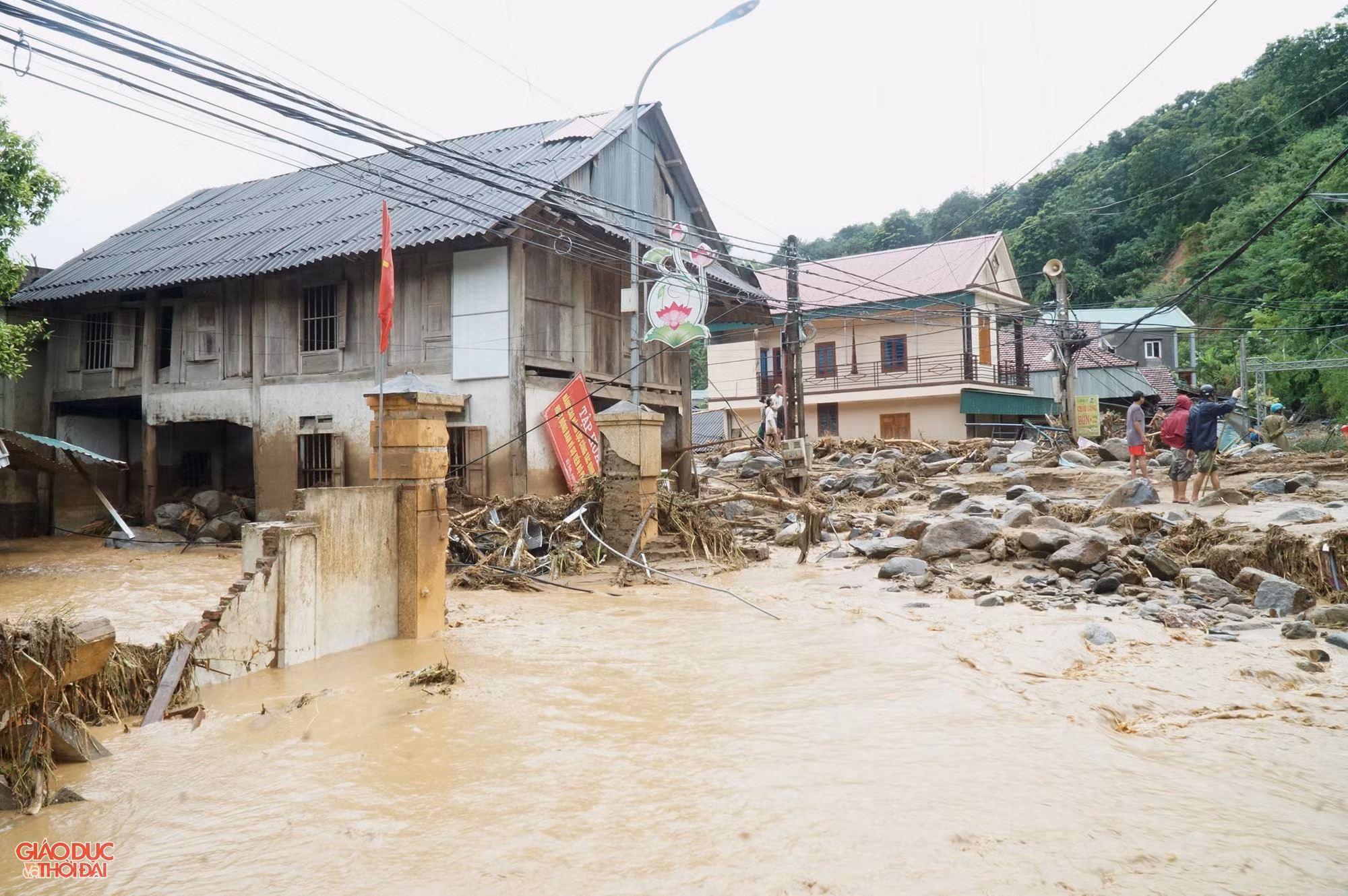 Từ đêm 1/10 đến sáng 2/10, mưa lớn gây lũ ống, lũ quét và ngập cục bộ các nhà dân ở thị trấn Mường Xén và các xã Tà Cạ, Tây Sơn (huyện Kỳ Sơn, Nghệ An). Mưa lũ làm cô lập 2 xã Tây Sơn và Tà Cạ. Trong đó, bản Hòa Sơn và bản Sơn Hà thuộc xã Tà Cạ với gần 1.000 nhân khẩu bị cô lập.