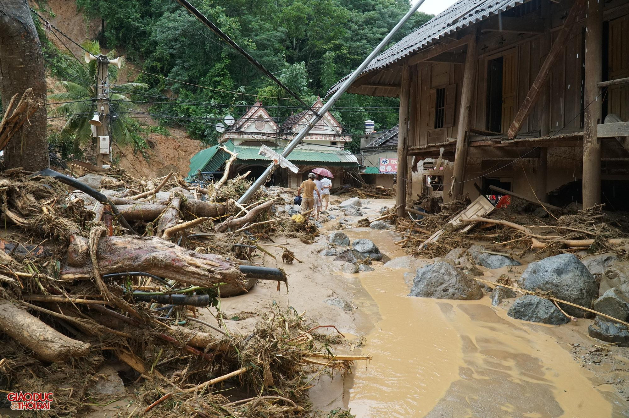 "Dù nước lũ bớt hung hãn hơn lúc sáng sớm nhưng chúng tôi vẫn chưa hết lo lắng vì sợ trời sẽ tiếp tục mưa, lũ lại về. Chưa kể, nước sông Nậm Mô và Nậm Nơn đang dâng lên”, người đàn ông này cho biết. "Dù nước lũ bớt hung hãn hơn lúc sáng sớm nhưng chúng tôi vẫn chưa hết lo lắng vì sợ trời sẽ tiếp tục mưa, lũ lại về. Chưa kể, nước sông Nậm Mô và Nậm Nơn đang dâng lên”, người đàn ông này cho biết.