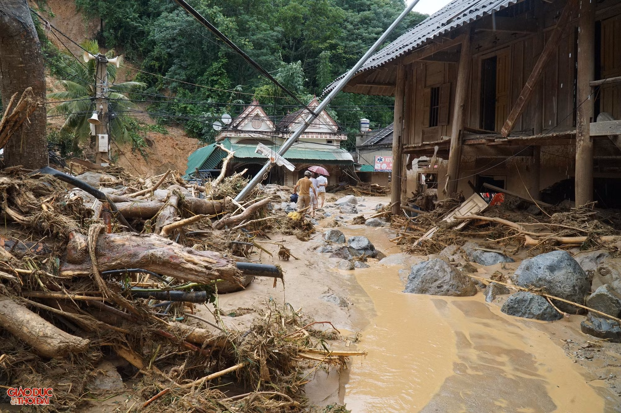 "Dù nước lũ bớt hung hãn hơn lúc sáng sớm nhưng chúng tôi vẫn chưa hết lo lắng vì sợ trời sẽ tiếp tục mưa, lũ lại về. Chưa kể, nước sông Nậm Mô và Nậm Nơn đang dâng lên”, người đàn ông này cho biết.
