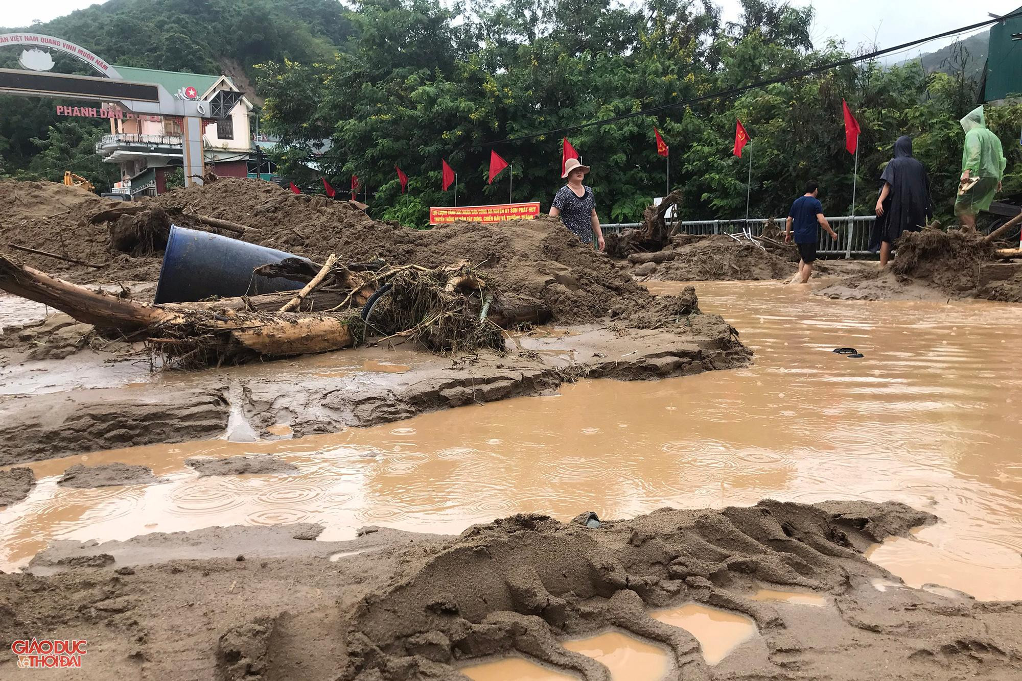Lũ về cuốn theo vô số rác và bùn đất dày hàng mét. Lũ về cuốn theo vô số rác và bùn đất dày hàng mét.