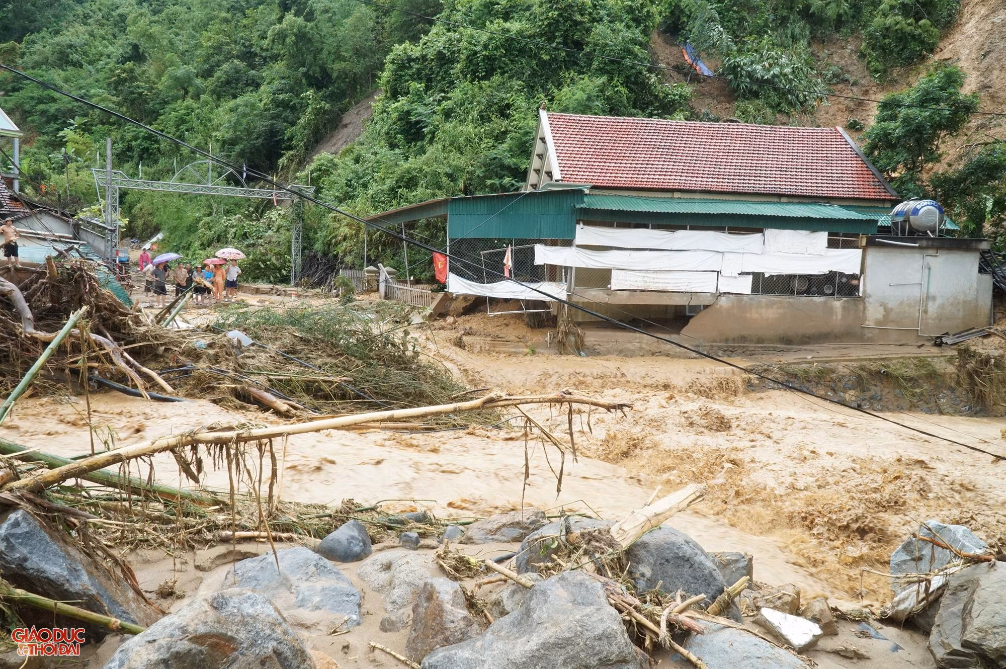 Lũ lớn khiến 1 cháu bé 4 tuổi (ở bản Sơn Hà, xã Tà Cạ) tử vong do nhà sập. Ngoài ra, 1 cháu 4 tháng tuổi mất tích do nước lũ cuốn.